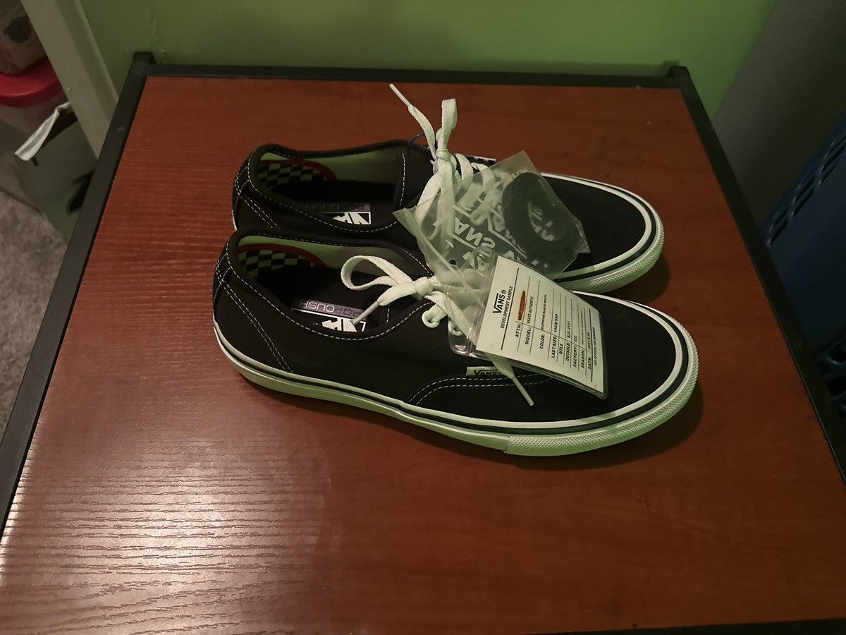 Supreme × Vans Supreme Vans sample pair Size US 9 / EU 42 - 4 Thumbnail