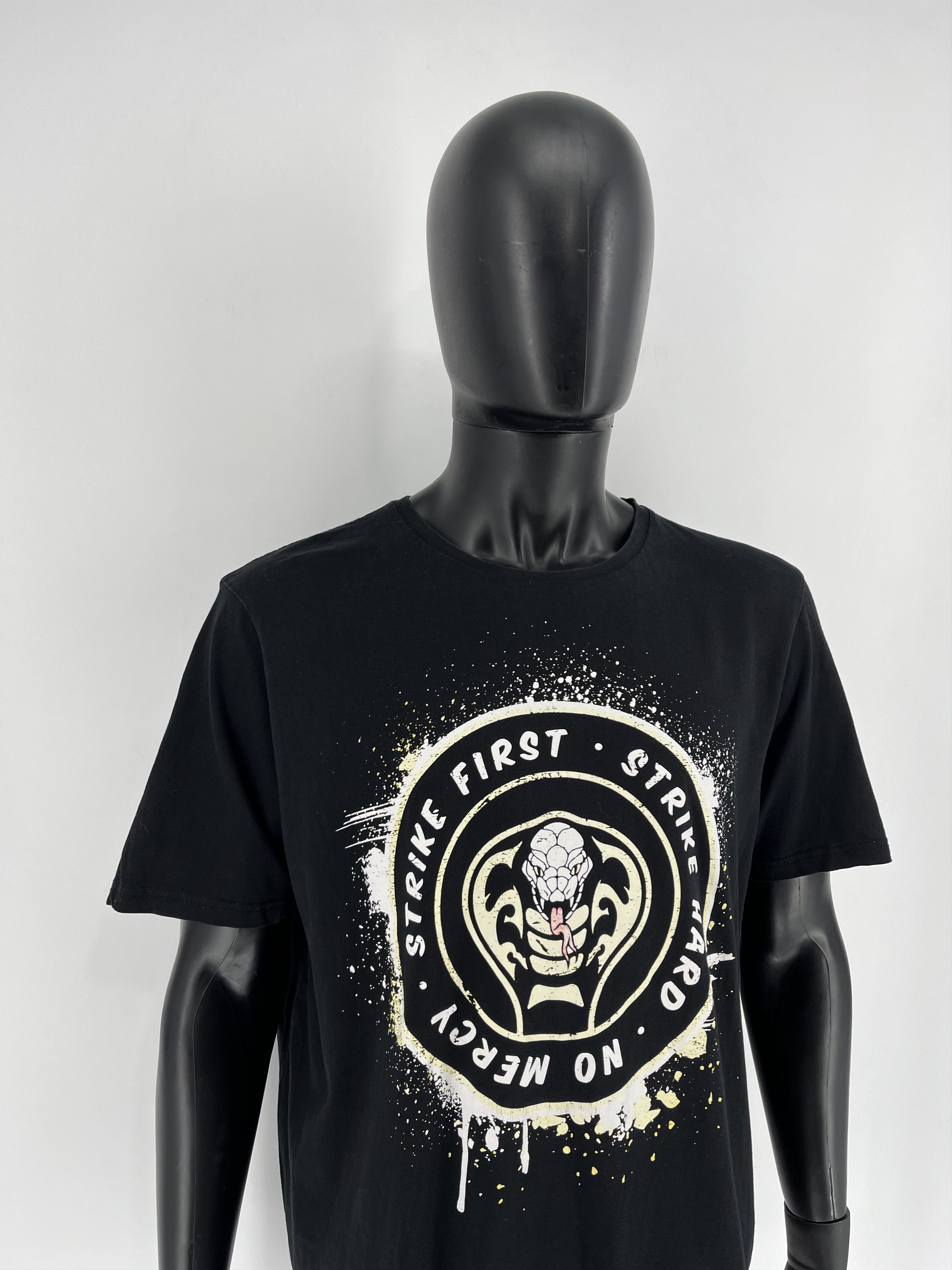 Universal Studios Vintage Cobra Kai The Karate Kids Movie Tv Series Tee Size US XL / EU 56 / 4 - 3 Thumbnail