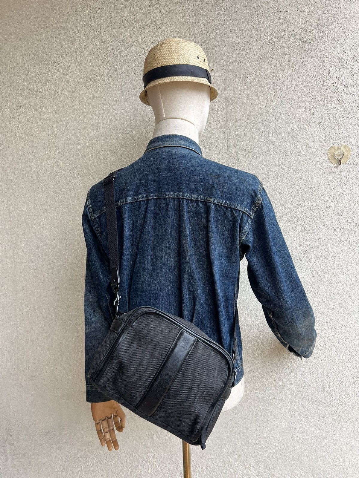 Issey Miyake Vintage Issey Miyake Fade Canvas Leather Sling Bag Size ONE SIZE - 3 Thumbnail