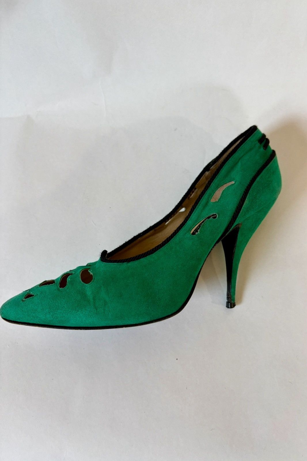 Valentino Mario Valentino 80s Avant Garde Green Suede Cutout Heels Size US 10 / IT 40 - 5 Thumbnail