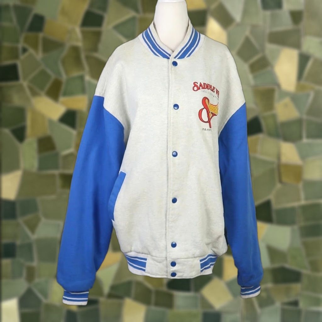 Vintage VINTAGE 80s Saddle West Hotel Nevada grey and blue varsity sweatshirt jacket XXL Men Snap front 80s graphic back Cotton Polyester Size US XXL / EU 58 / 5 - 1 Thumbnail