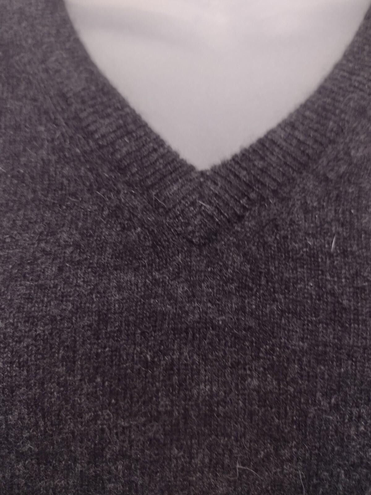 Other Loden Dager 100% Cashmere V Neck Sweater L Gray Minimalist Size US L / EU 52-54 / 3 - 3 Thumbnail