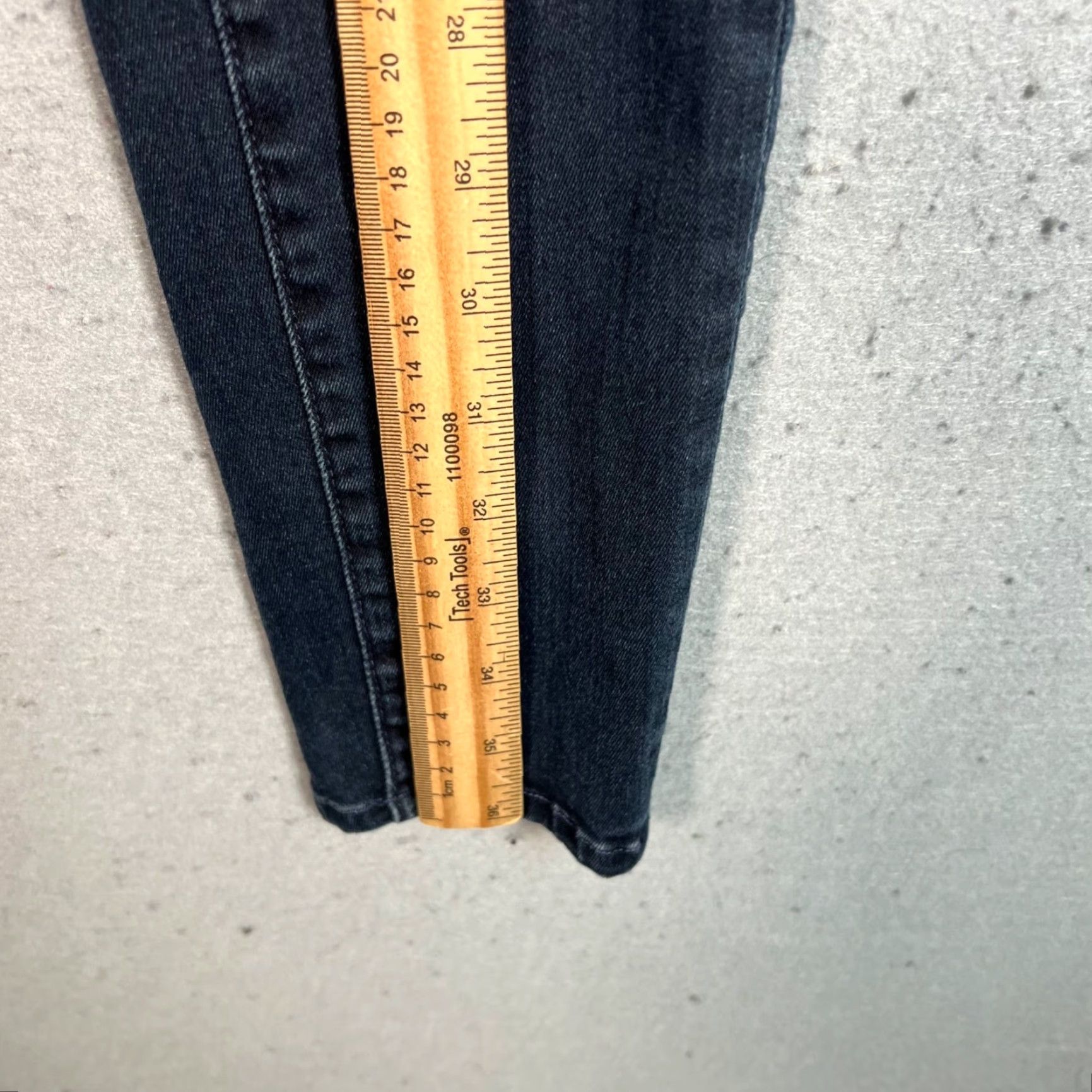 Frame FRAME Jeans Skinny Le Skinny De Jeanne Denim Blue Women's Size 24 Slim 5-Pocket Design Jeans Inseam 29 in Stretch Cotton Blend Dark Wash Size 42" / US 20 - 7 Thumbnail