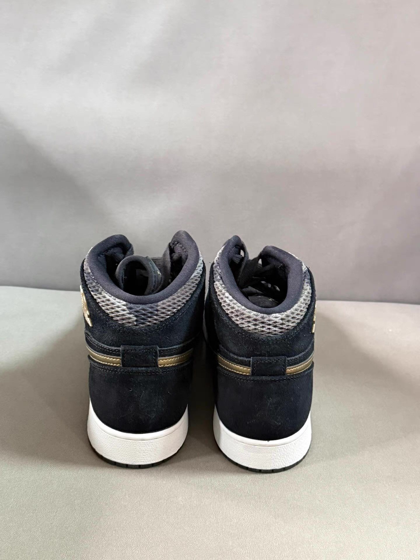 Nike Air Jordan 1 Black and Gold Ｑ20 Size US 9.5 / EU 42-43 - 3 Thumbnail