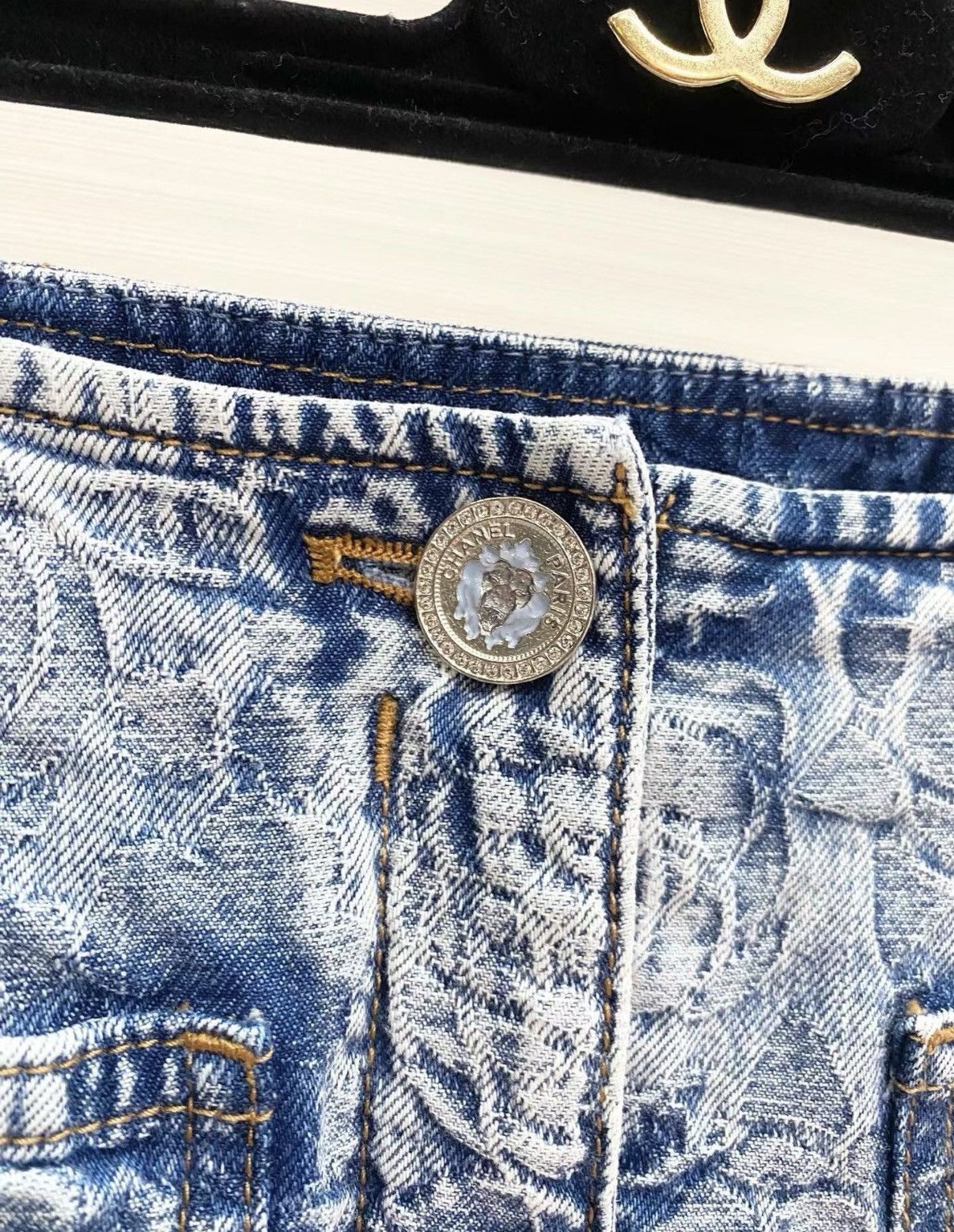 Chanel Chanel 23P Camellia & Logo Print Straight Jeans J33 Size 25" / US 0 / IT 36 - 3 Thumbnail