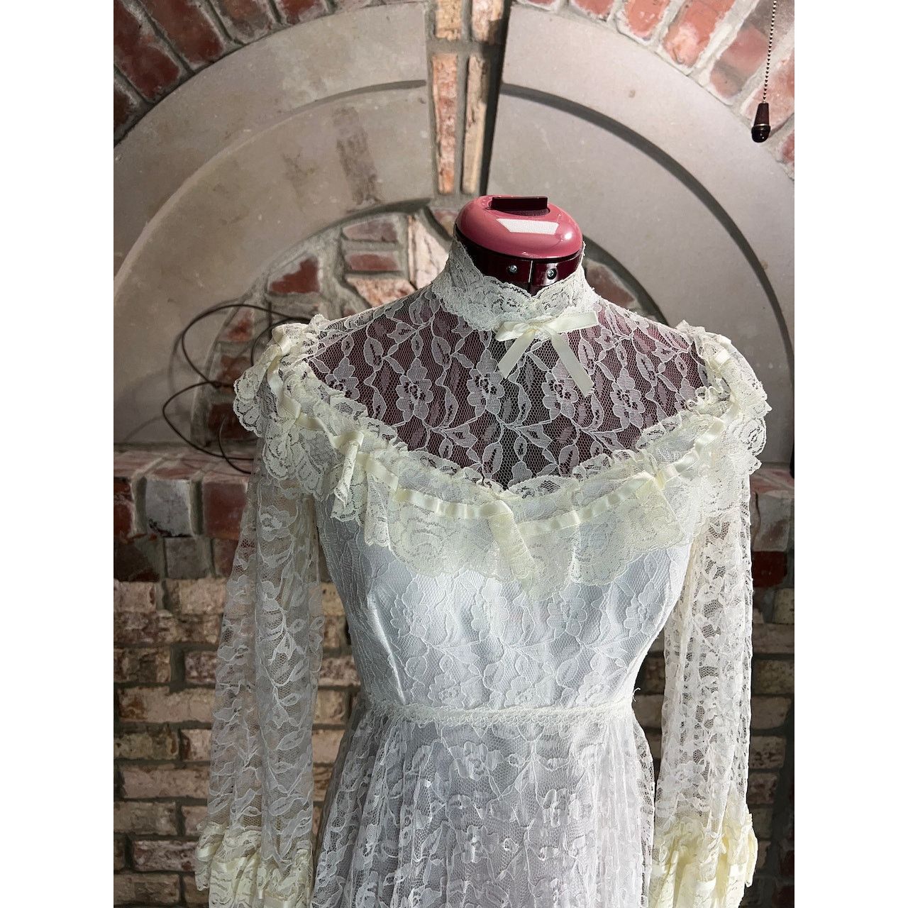 Vintage Wedding dress 1970s boho bishop sleeves ruffle train white Size L / US 10 / IT 46 - 3 Thumbnail