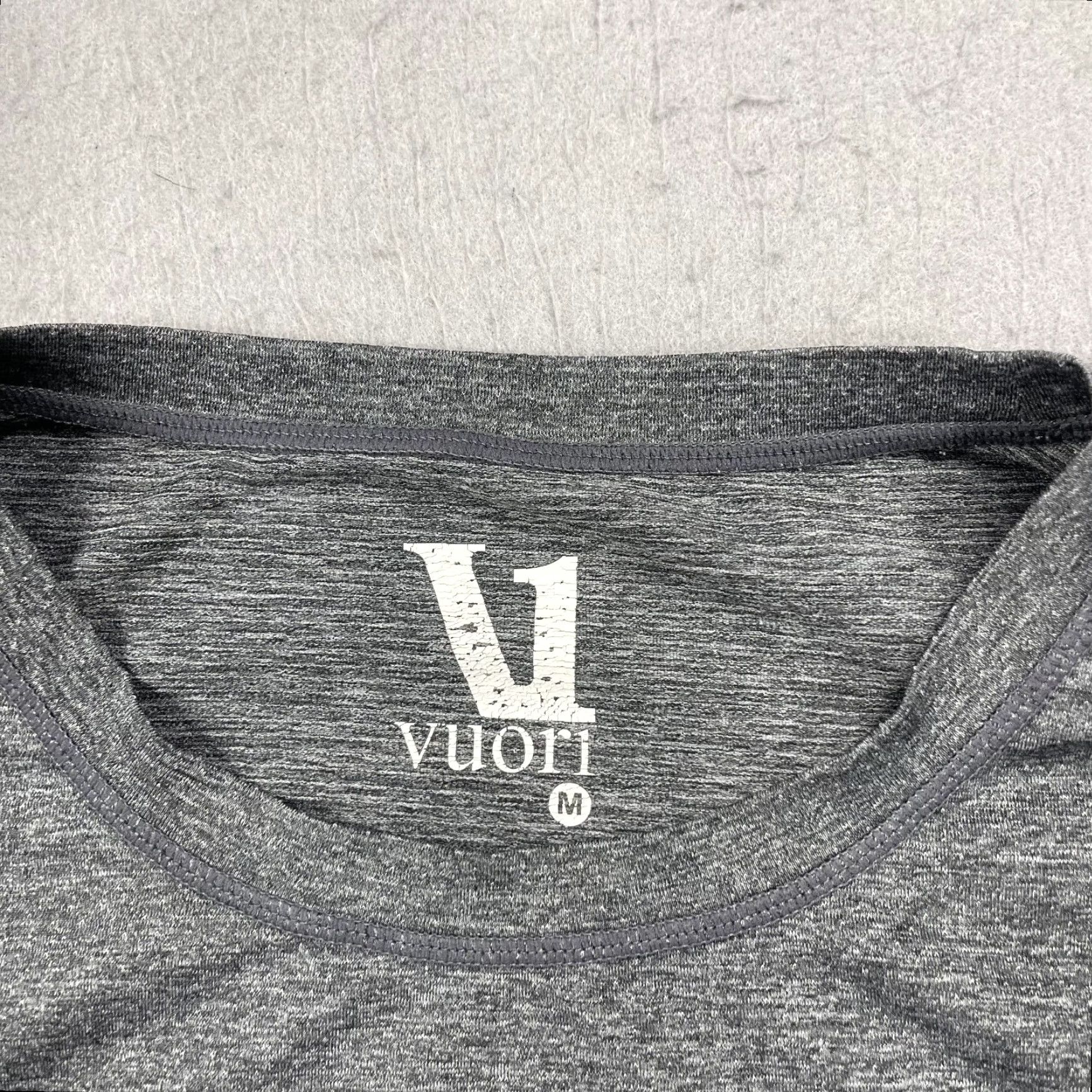 Vuori Vuori Shirt Mens Medium Gray Tradewind Performance Tee Pocket Gym Workout Logo Shirt Size US M / EU 48-50 / 2 - 3 Thumbnail