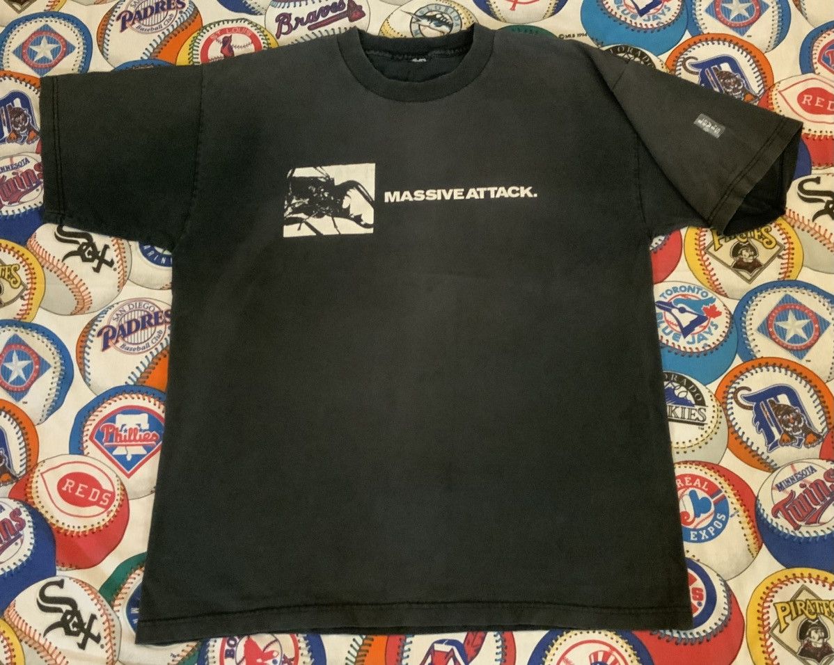 トップス 90's Levi's Massive Attack S/S Tee MASSIVE ATTACK X LEVI'S 90'S TOP – Temple of Nostalgia