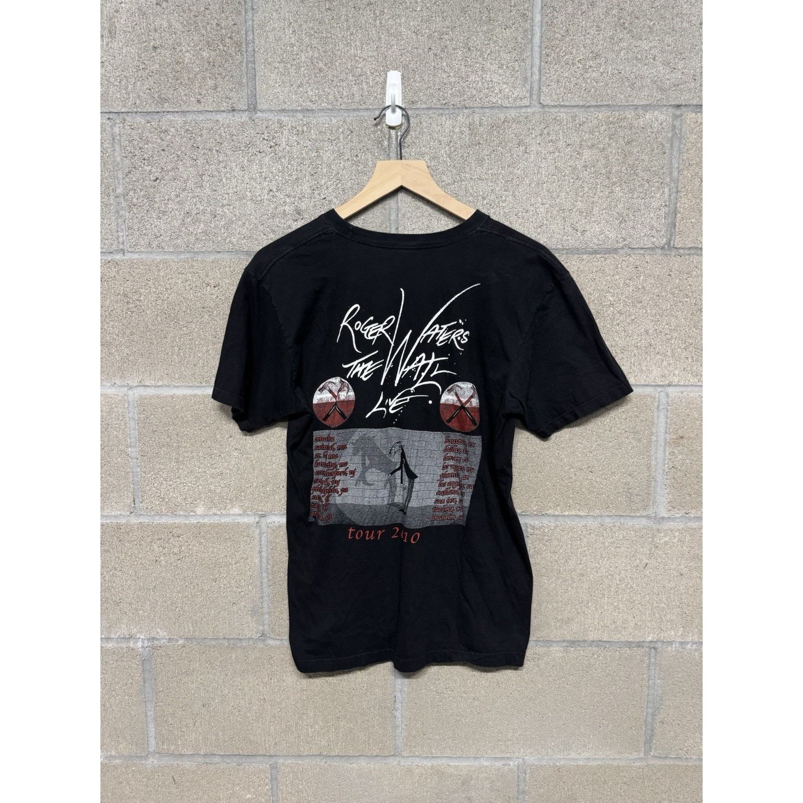 Pink Floyd Roger Waters The Wall 2010 Tour T Shirt Black Medium Men Size US M / EU 48-50 / 2 - 2 Thumbnail