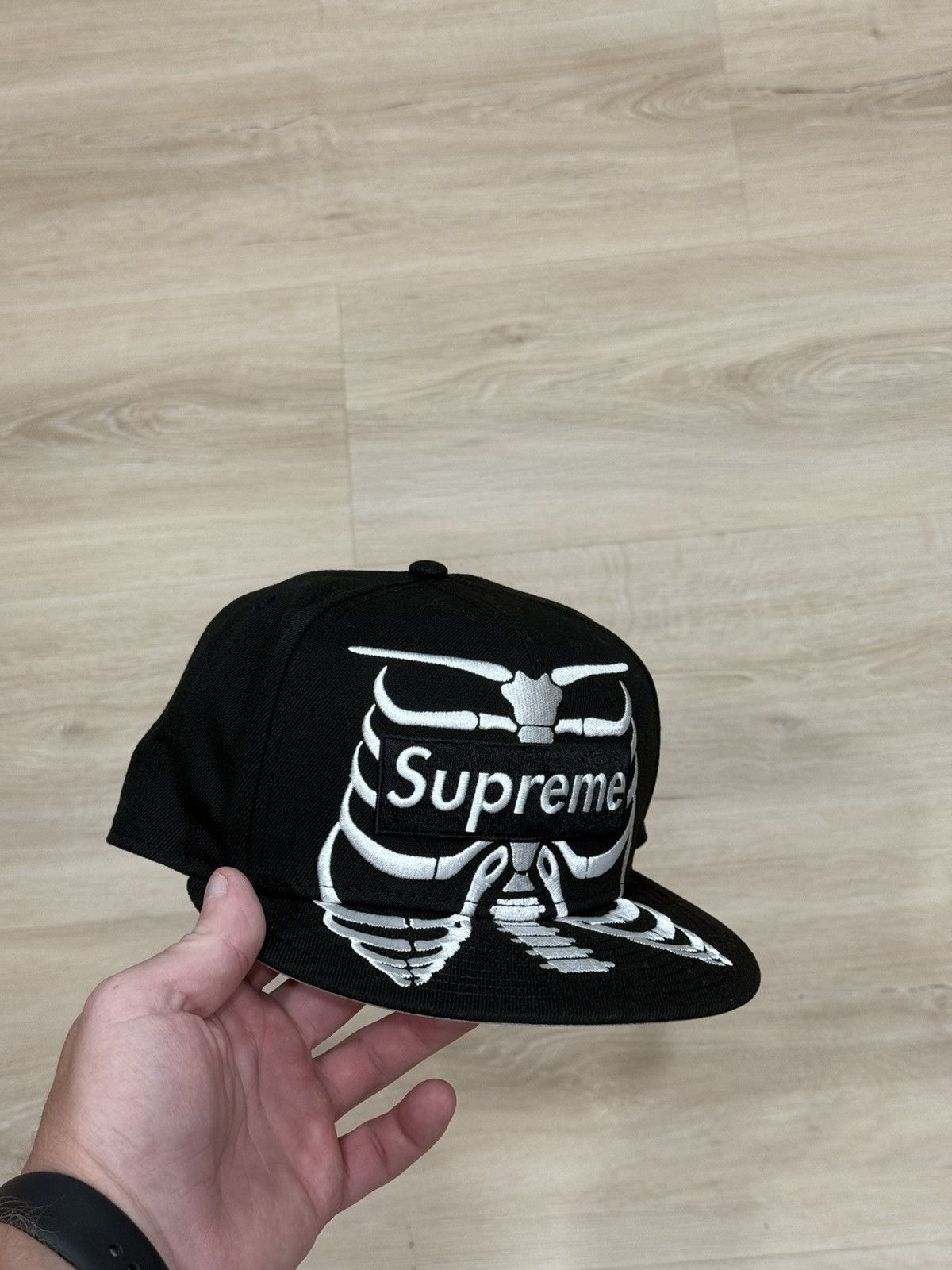 New Era × Supreme Supreme SS25 New Era Bones Box Logo Fitted