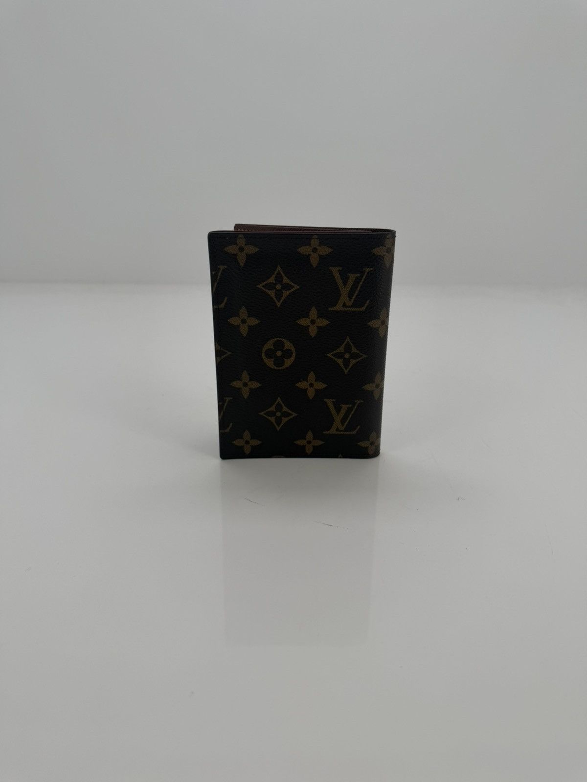 Louis Vuitton Louis Vuitton Passport Cover Monogram Canvas Size ONE SIZE - 4 Thumbnail