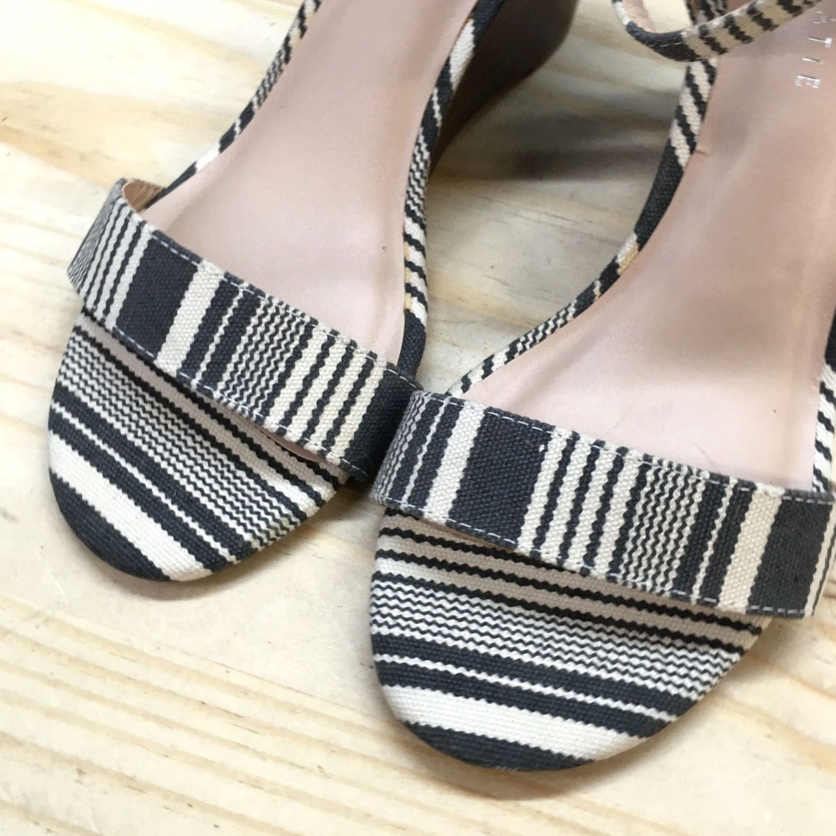 Vintage Kelly & Katie Heels Womens 10 Tamra Ankle Strap Wedges Casual Gray Fabric Size US 10 / IT 40 - 4 Thumbnail