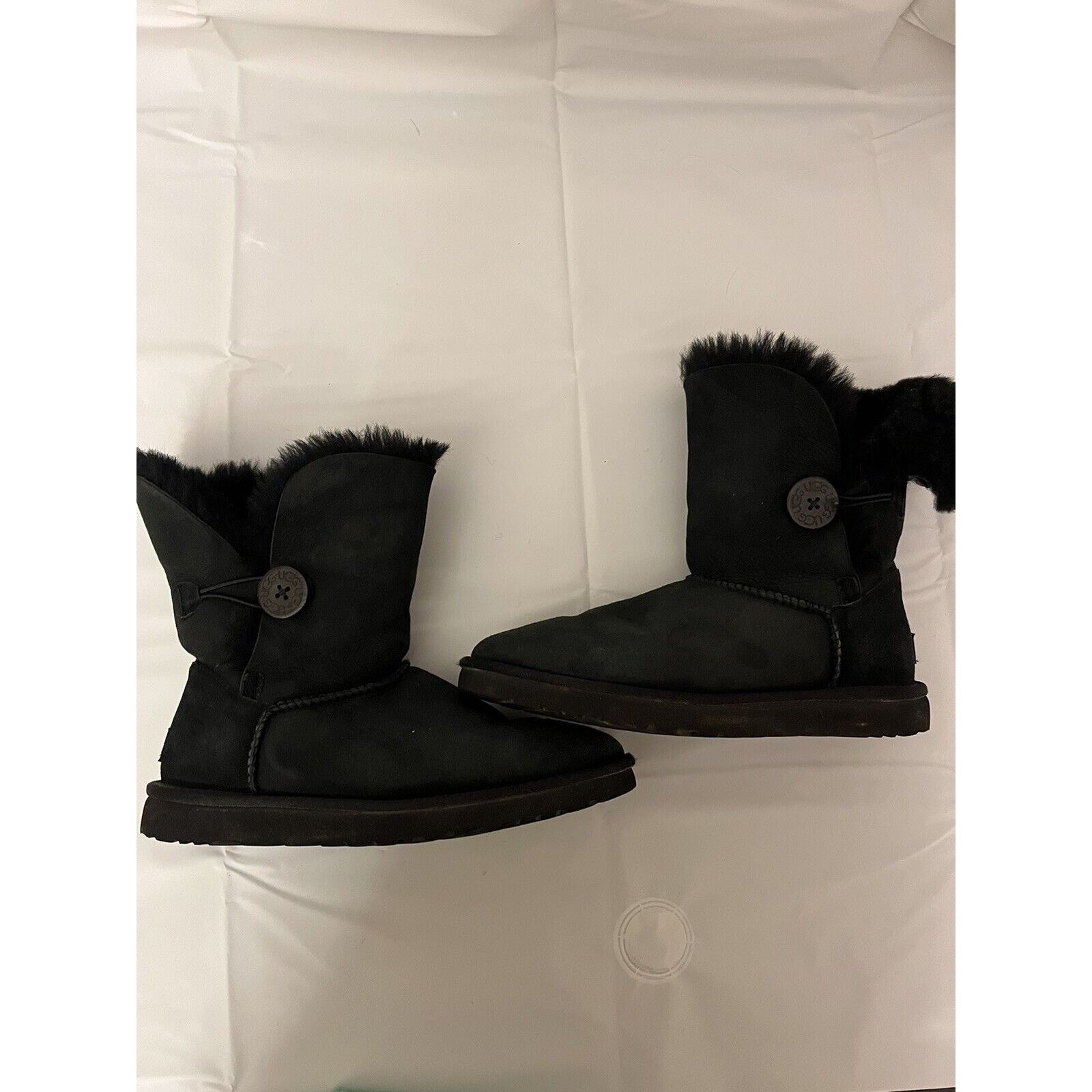 Ugg UGG Mini Bailey Button Black Sheepskin Women Size 8 Size US 8 / IT 38 - 8 Thumbnail