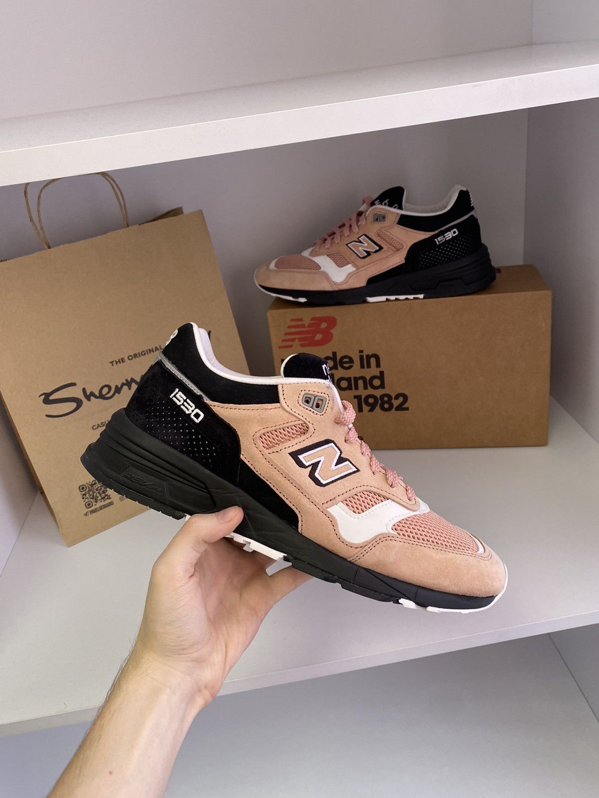 New Balance NEW BALANCE M1530SVS CORAL PINK BLACK MADE IN ENGLAND Size US 9.5 / EU 42-43 - 5 Thumbnail