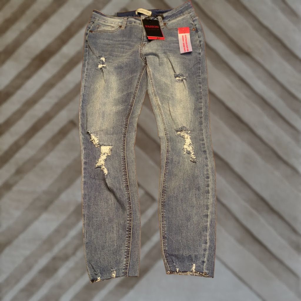 Vintage Pasion Distressed Five-Pocket Skinny Jeans Navy Size 7 NWT Womens Skinny Jeans Navy 7 NWT Size 28" / US 6 / IT 42 - 1 Thumbnail