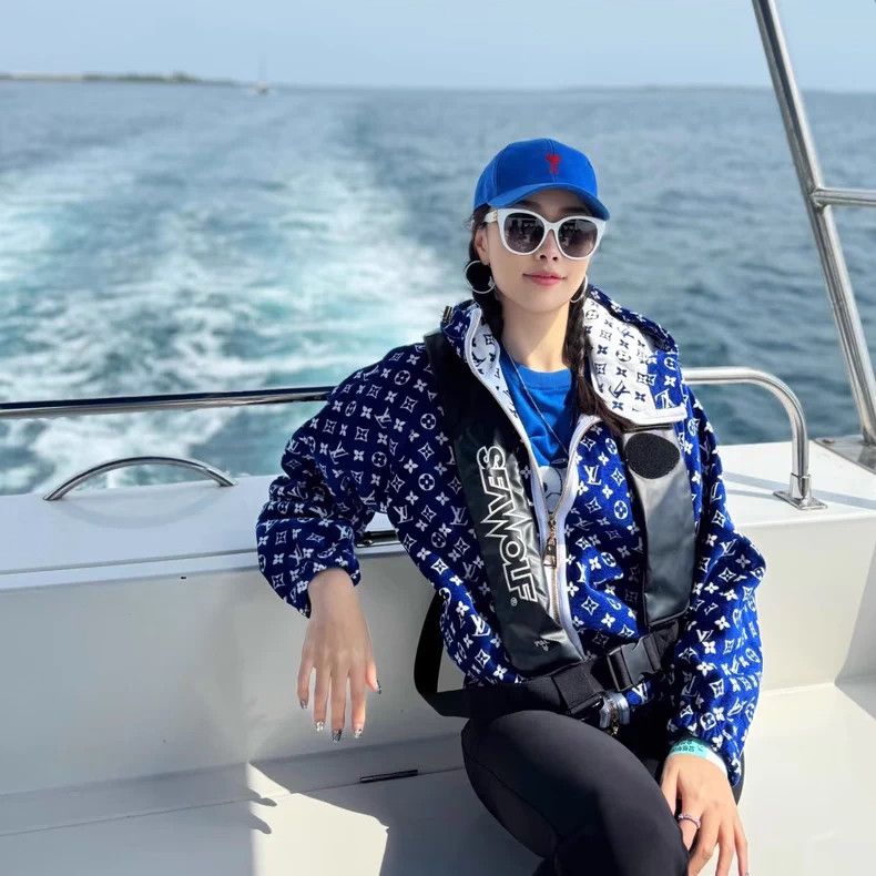 Louis Vuitton Louis Vuitton Blue velvet logo full-print print hooded jac Size XS / US 0-2 / IT 36-38 - 8 Thumbnail