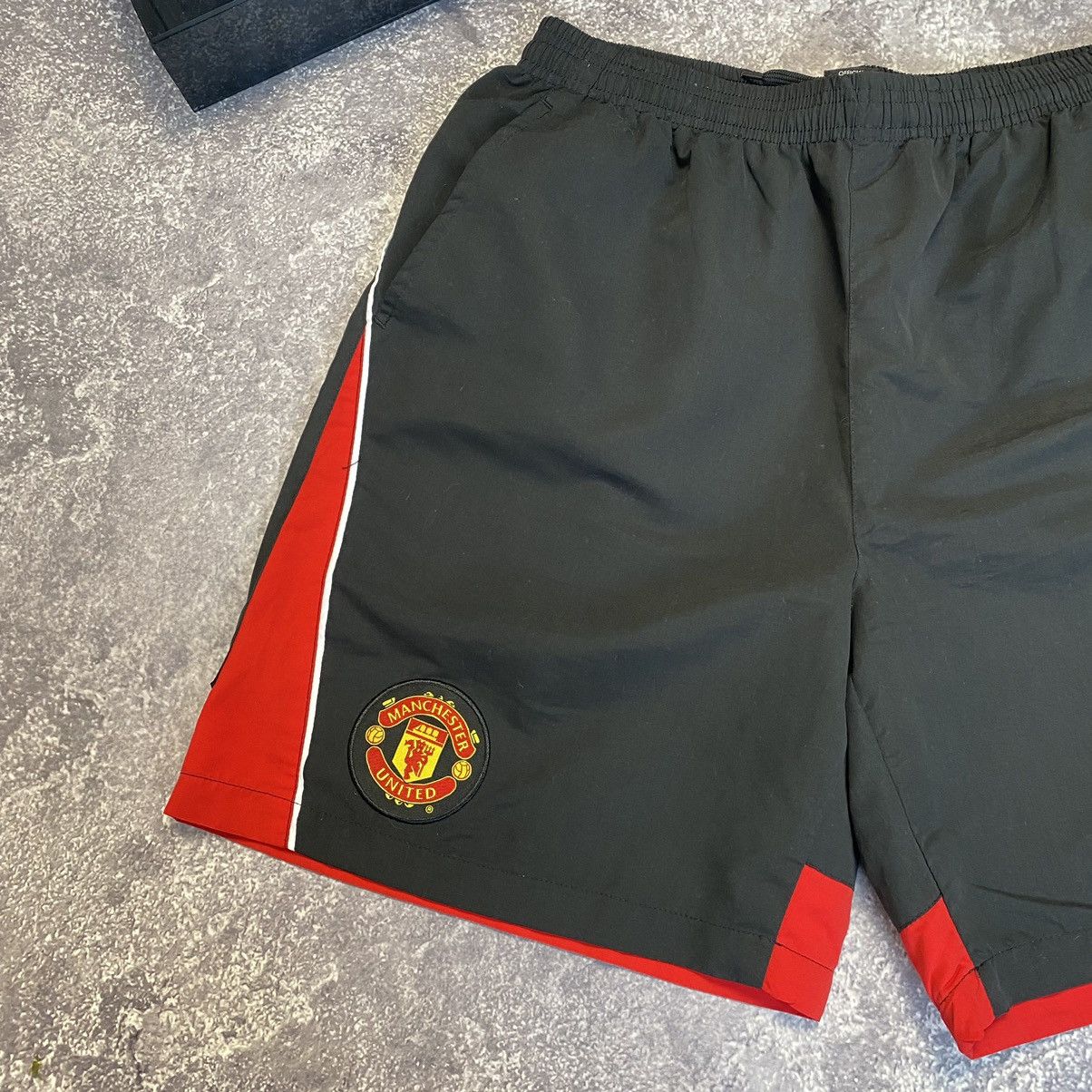 Vintage Vintage Manchester United Small Logo Offical team shorts Size US 34 / EU 50 - 2 Thumbnail