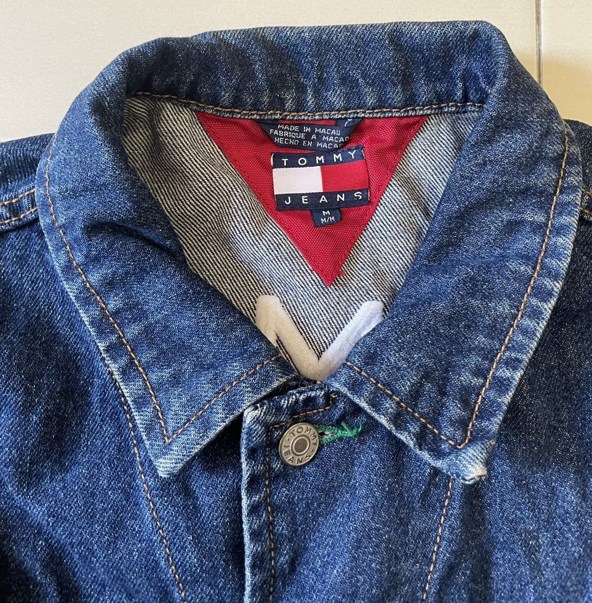 Tommy Hilfiger Vtg 90s Tommy Jeans Big Flag Trucker / Denim Jacket Size US M / EU 48-50 / 2 - 8 Thumbnail