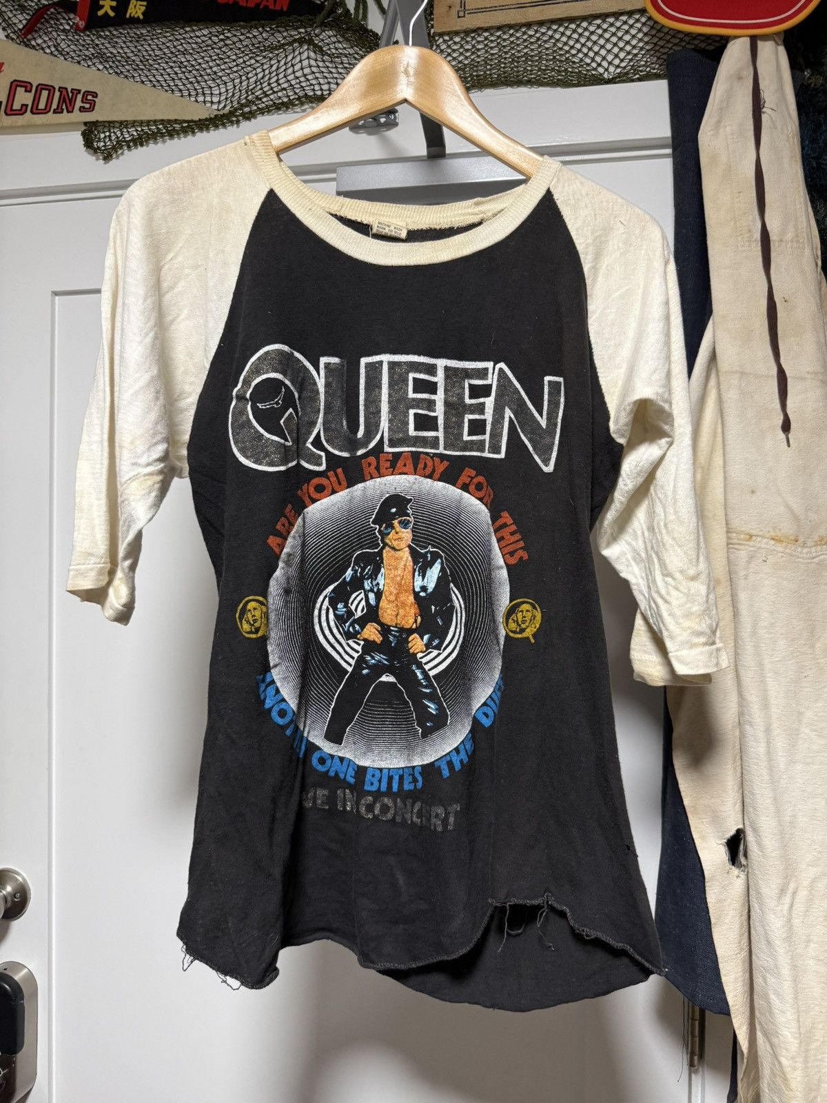 Vintage Super rare 1980 Queen Play The Game Tour raglan shirt Size US L / EU 52-54 / 3 - 1 Thumbnail