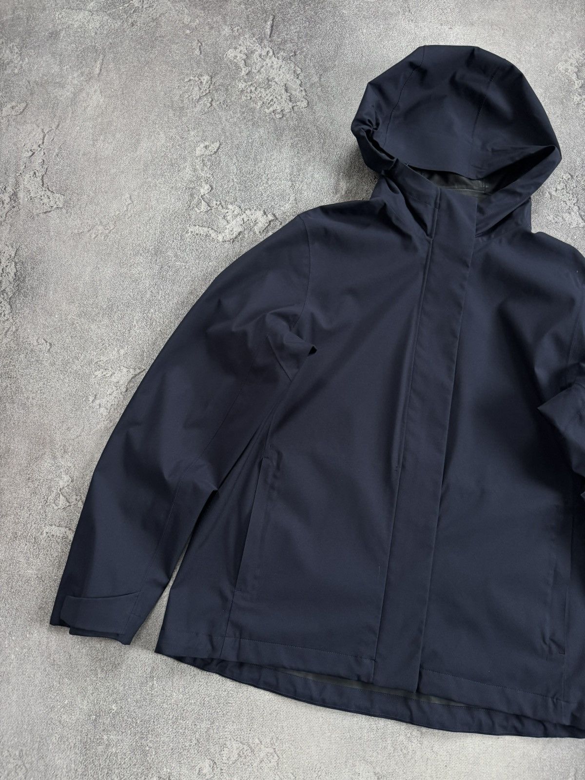 Uniqlo Uniqlo L/size waterproof windbreaker light jacket outdoor Size L / US 10 / IT 46 - 13 Thumbnail