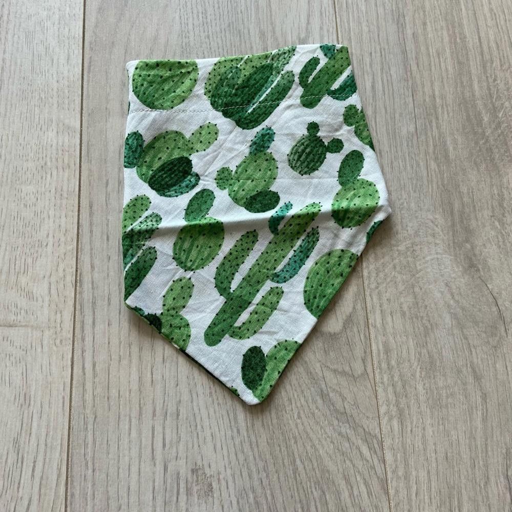 Designer 4 Wagging Tails White Cactus Dog Bandana Size ONE SIZE - 2 Thumbnail