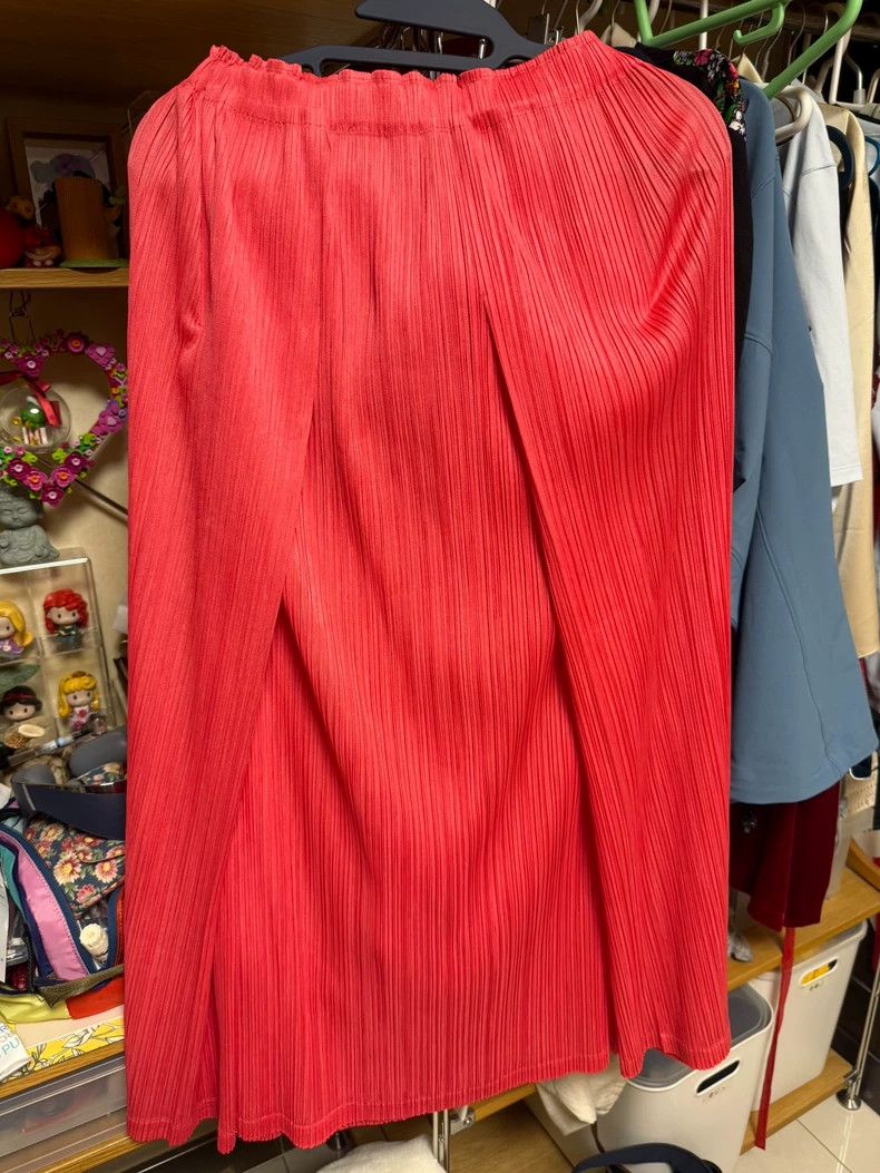 Issey Miyake size:3 Red pleated skirt