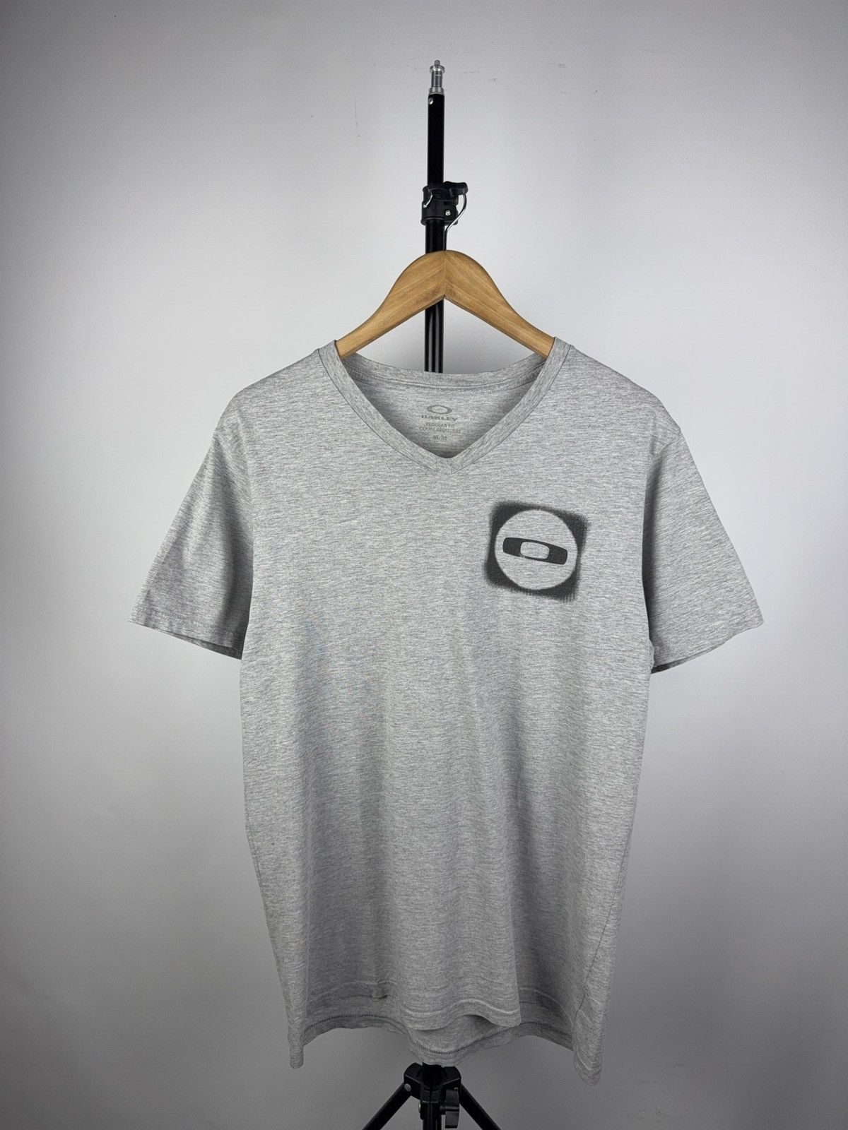 Oakley 00s Outdoor Oakley V-Neck Logo T-Shirt Gray Y2K Streetwear Size US M / EU 48-50 / 2 - 1 Thumbnail