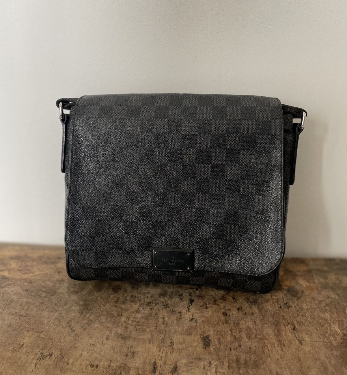 Louis Vuitton Louis Vuitton DM Graphite Messenger Bag / Black | Grailed