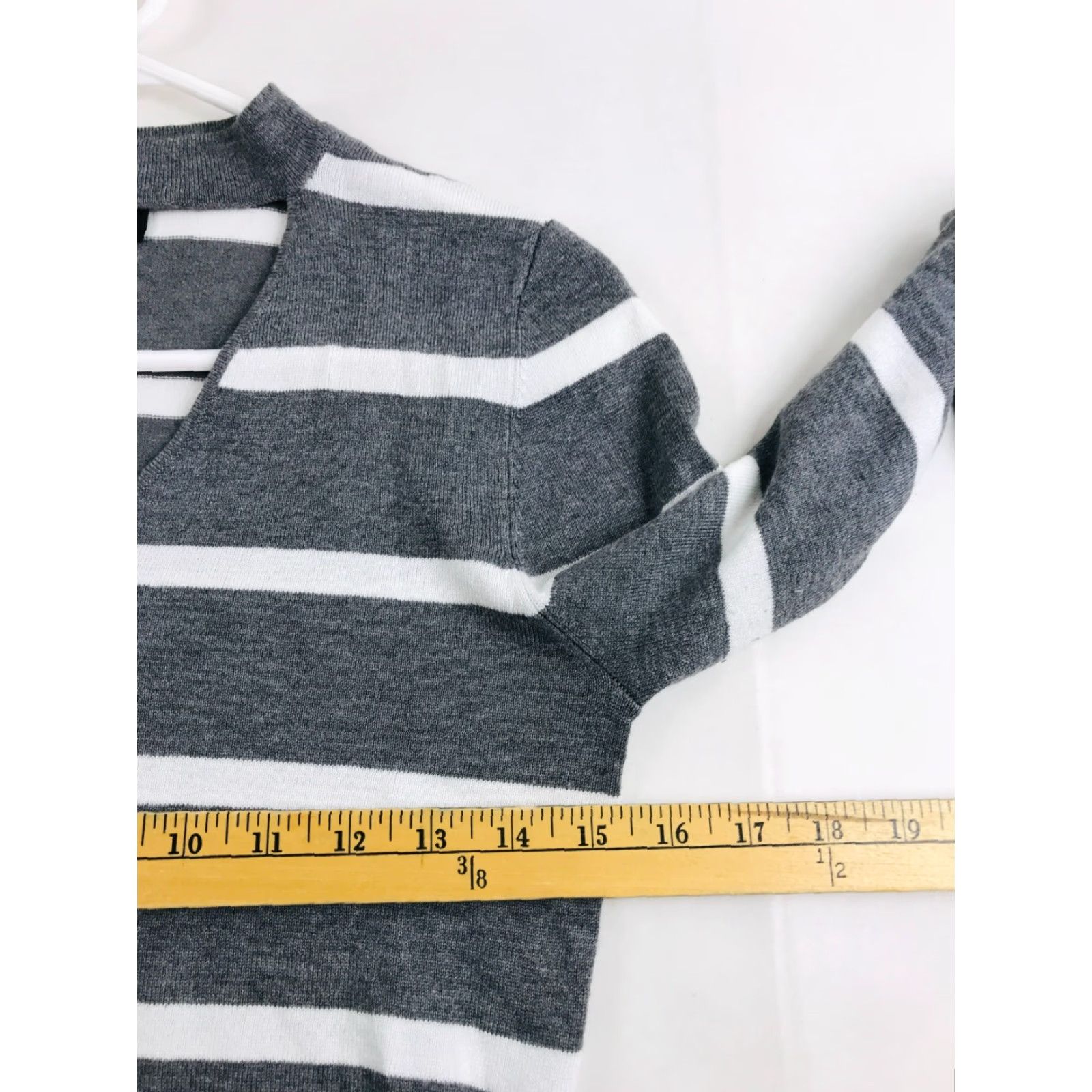 Vintage Love Always Sweater Shirt Womens Small Gray White Pullover V-Neck Casual Pullover Style Winter Fall Spring Long Sleeve Pattern Striped Size S / US 4 / IT 40 - 3 Thumbnail