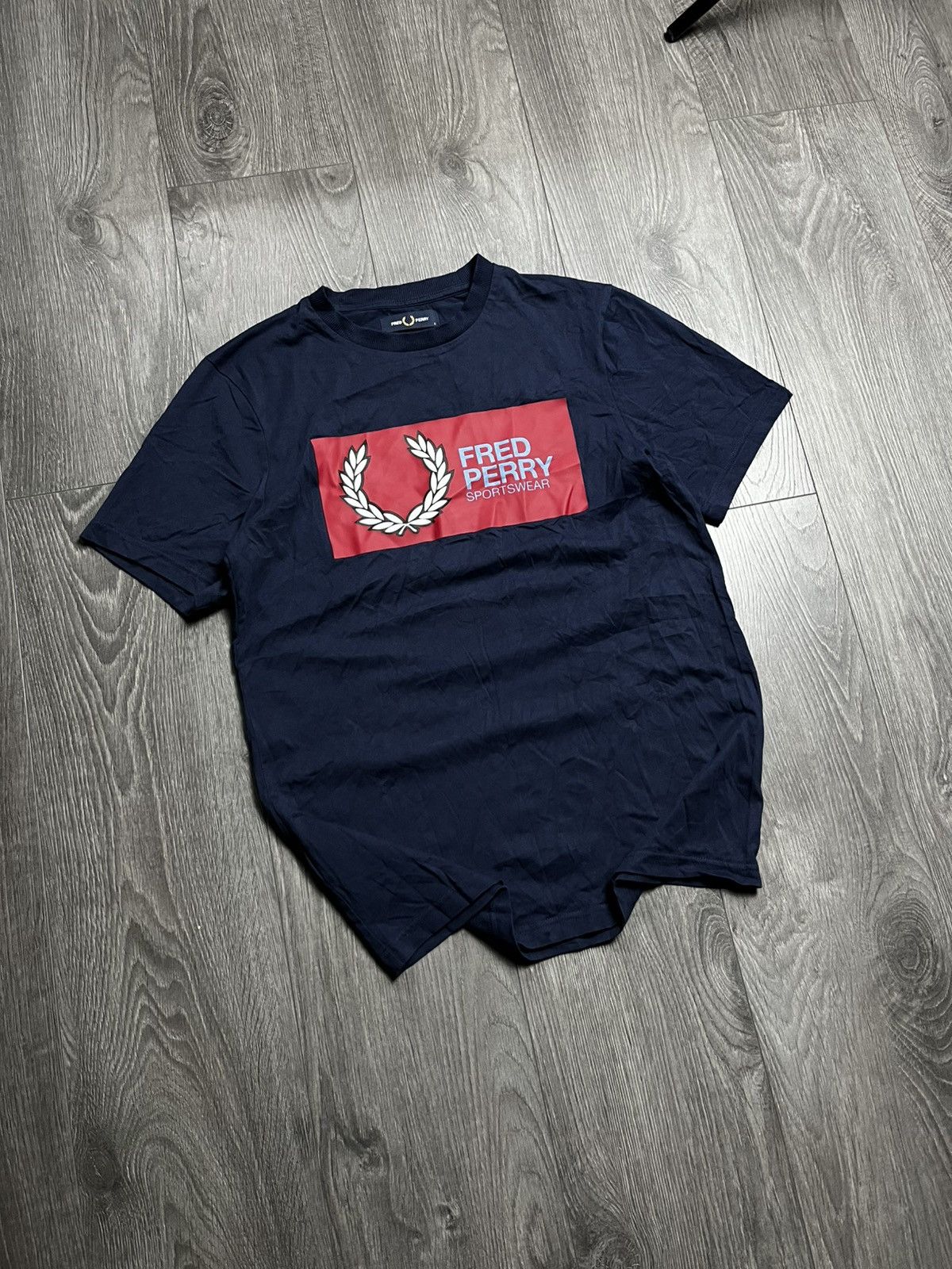 Fred Perry Fred Perry Navy T-shirt Big Red Print Sportswear Logo Size US S / EU 44-46 / 1 - 1 Thumbnail