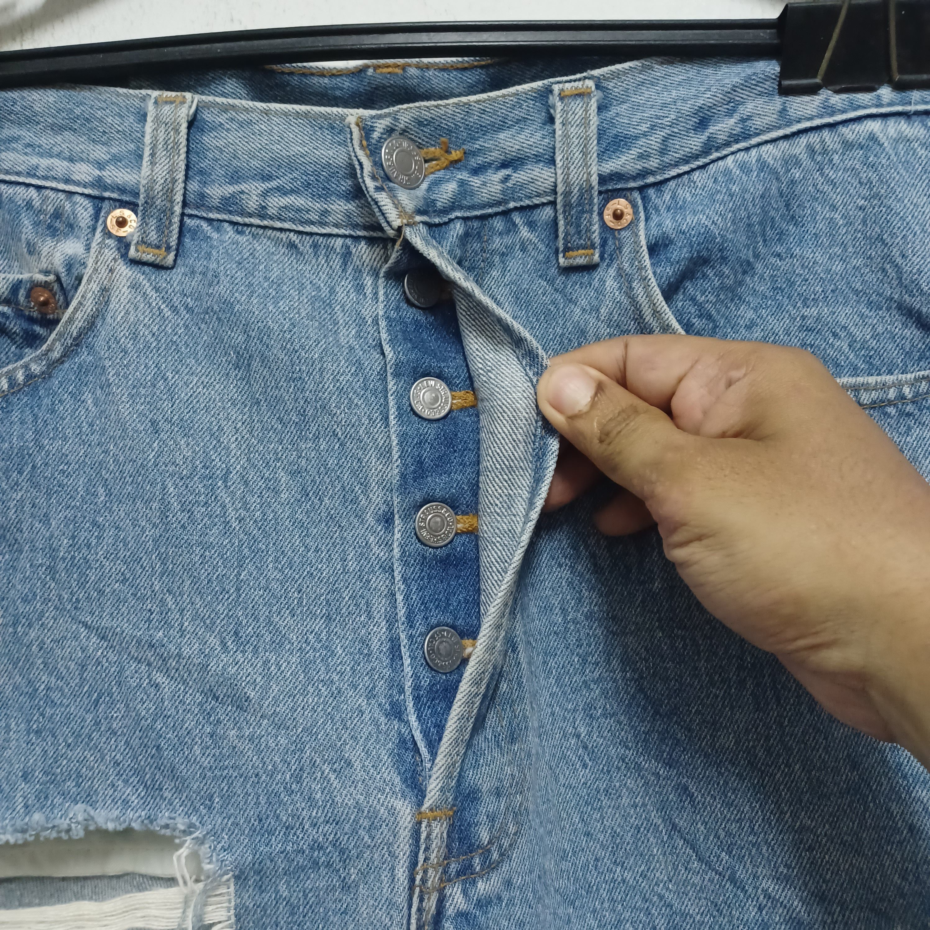 Levi's × Levi's Vintage Clothing VINTAGE 90' LEVIS 501 USA DISTRESSED JEANS Size US 33 - 6 Thumbnail