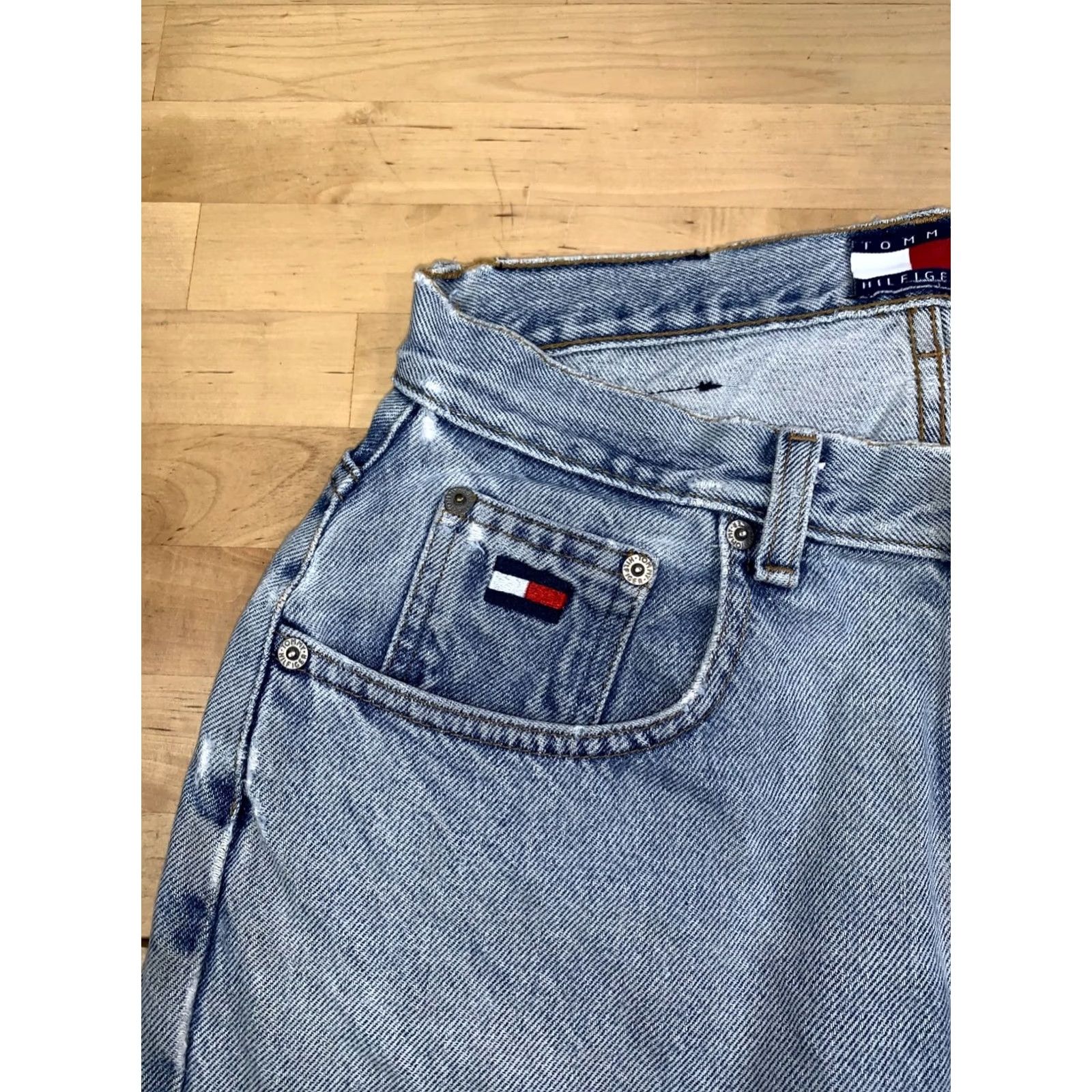Tommy Hilfiger VINTAGE Tommy Hilfiger Denim Jeans Jeans Distressed Logo 90s 28" Waist 28" Inseam Mens Womens Unisex Adults Blue Denim Size 28" / US 6 / IT 42 - 2 Thumbnail