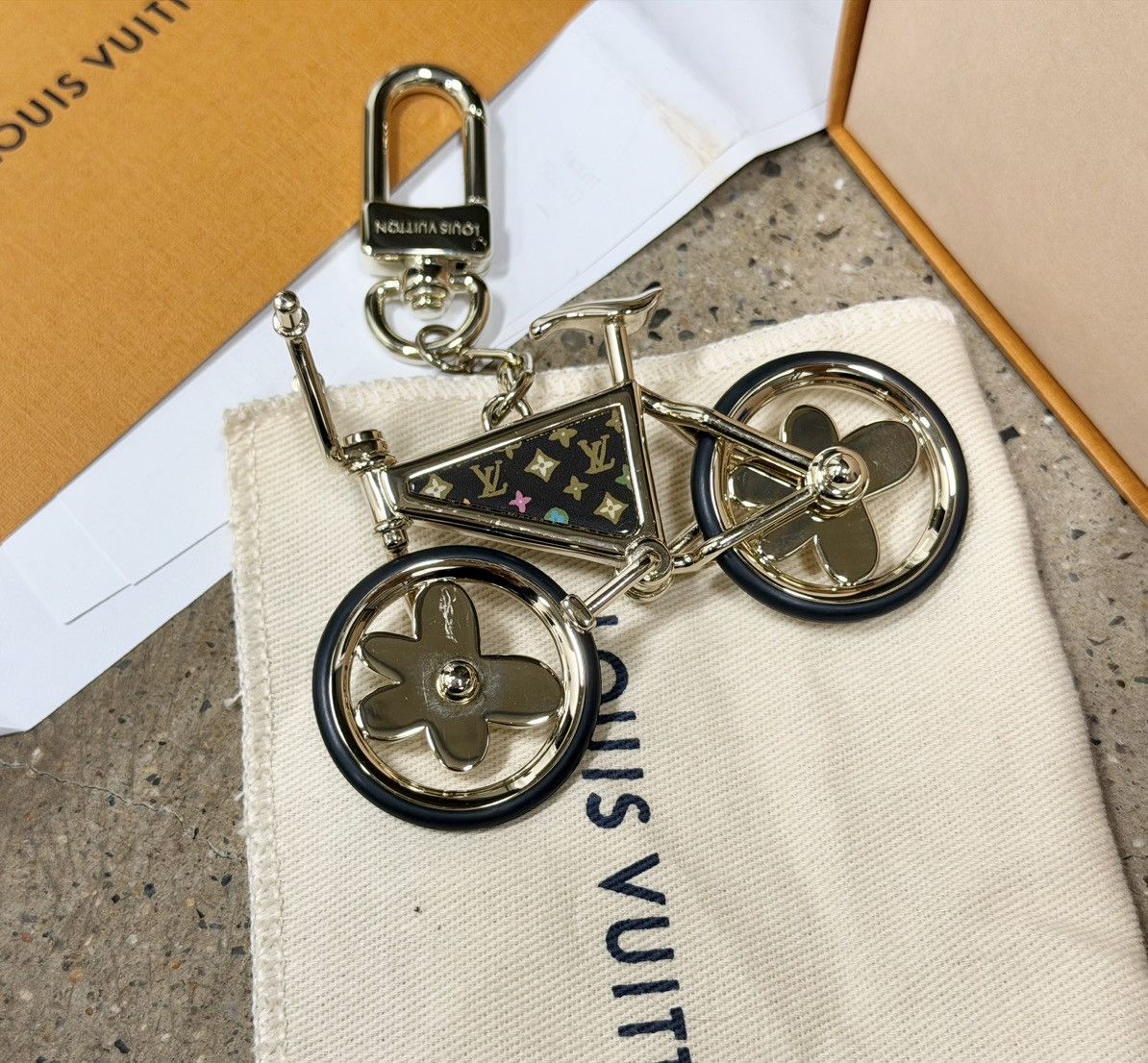 Louis Vuitton Louis Vuitton Lv & Tyler heart MNG CRAGGY BIKE Size ONE SIZE - 4 Thumbnail