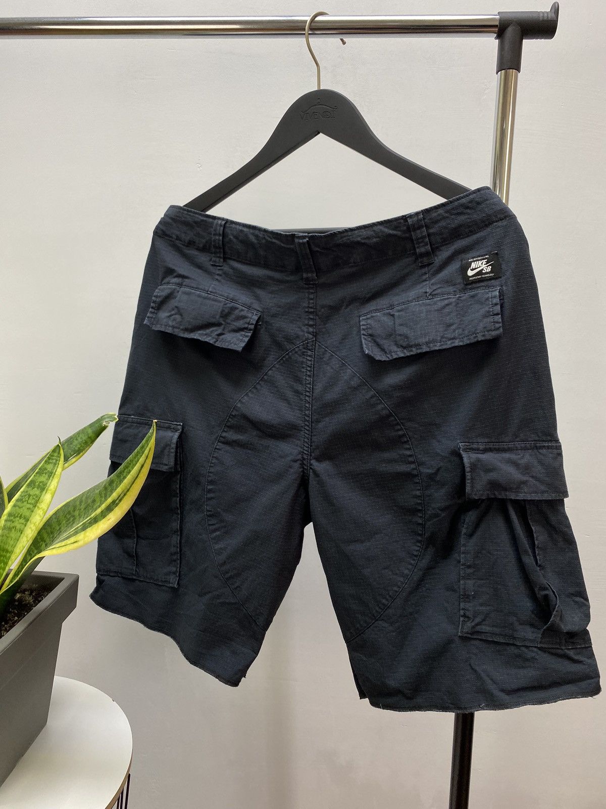 Nike Nike SB Skateboarding Cargo Black Shorts Men’s 36 Size Hype Size US 36 / EU 52 - 1 Thumbnail