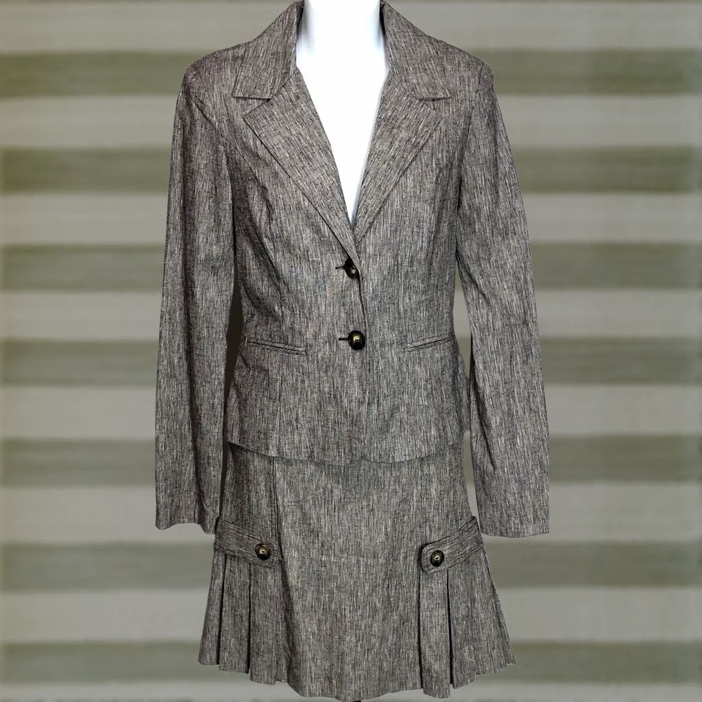 Vintage Vintage BCX 2pc Skirt Suit S Brown Knee Length V Neck Lined Pleat Hem Back Slit Size 28" / US 6 / IT 42 - 1 Thumbnail
