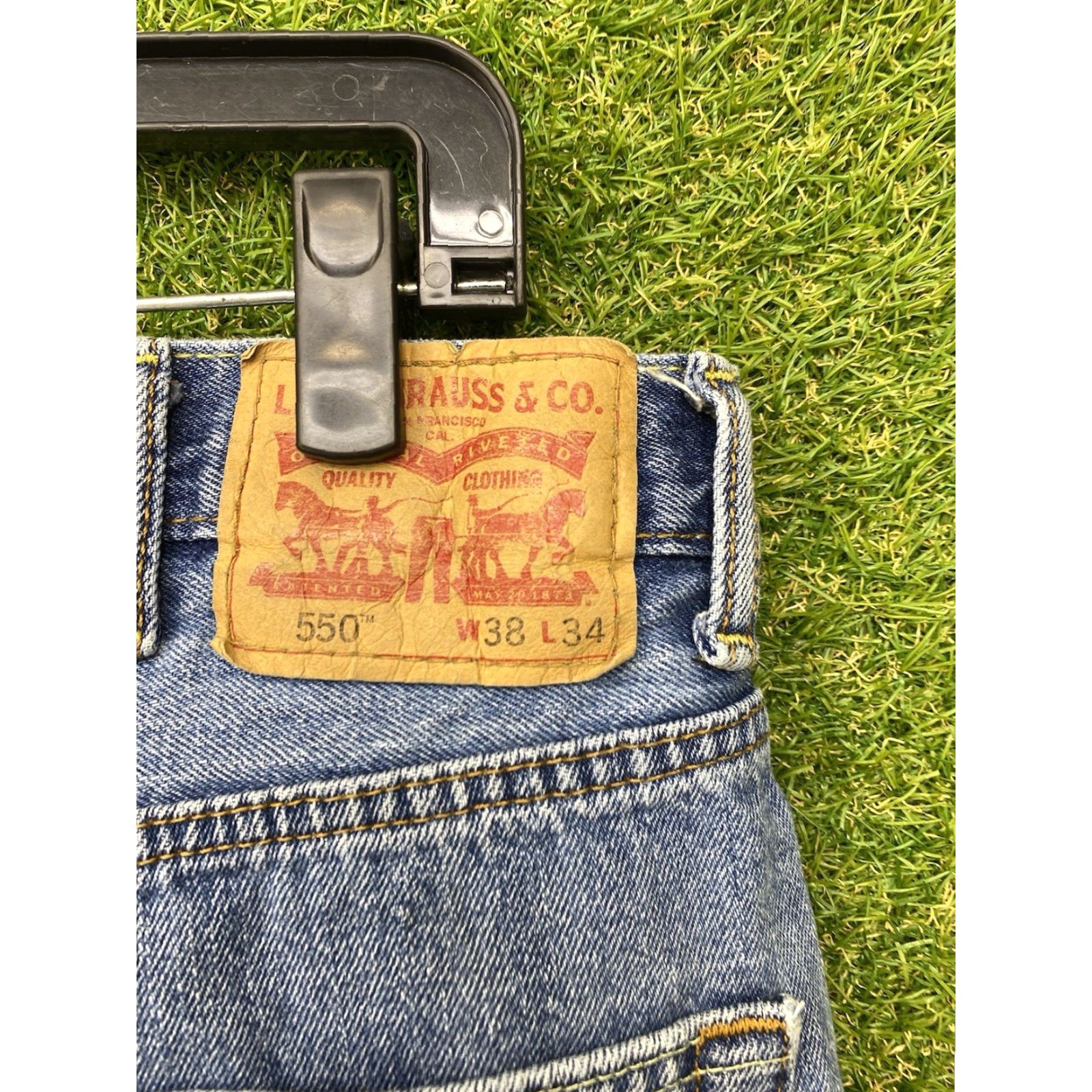 Levi's VINTAGE Levi's 550 Jeans 38x34 Relaxed Fit Tapered Light Wash Denim Mens Size US 38 / EU 54 - 5 Thumbnail