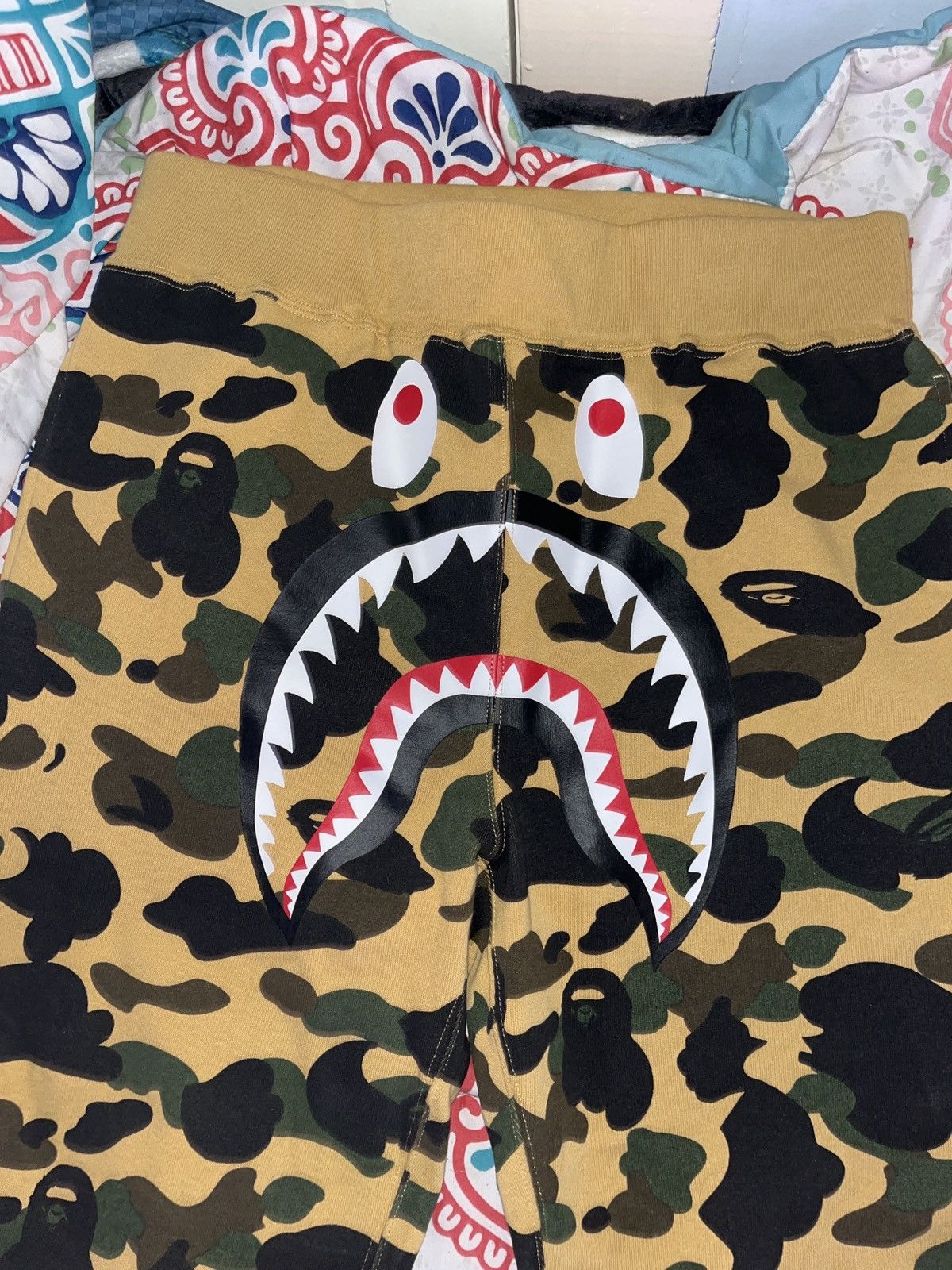 Bape Bape shark yellow camo sweat pants Size US 34 / EU 50 - 2 Thumbnail