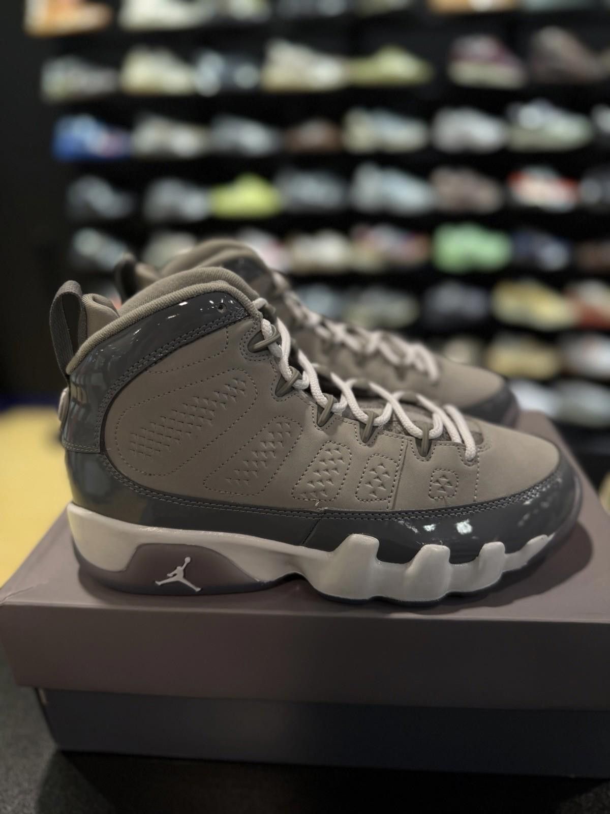 Jordan Brand Air Jordan 9 Retro (GS) Medium Grey/Cool Grey-White 7Y/8.5W Size US 7 / EU 40 - 1 Thumbnail