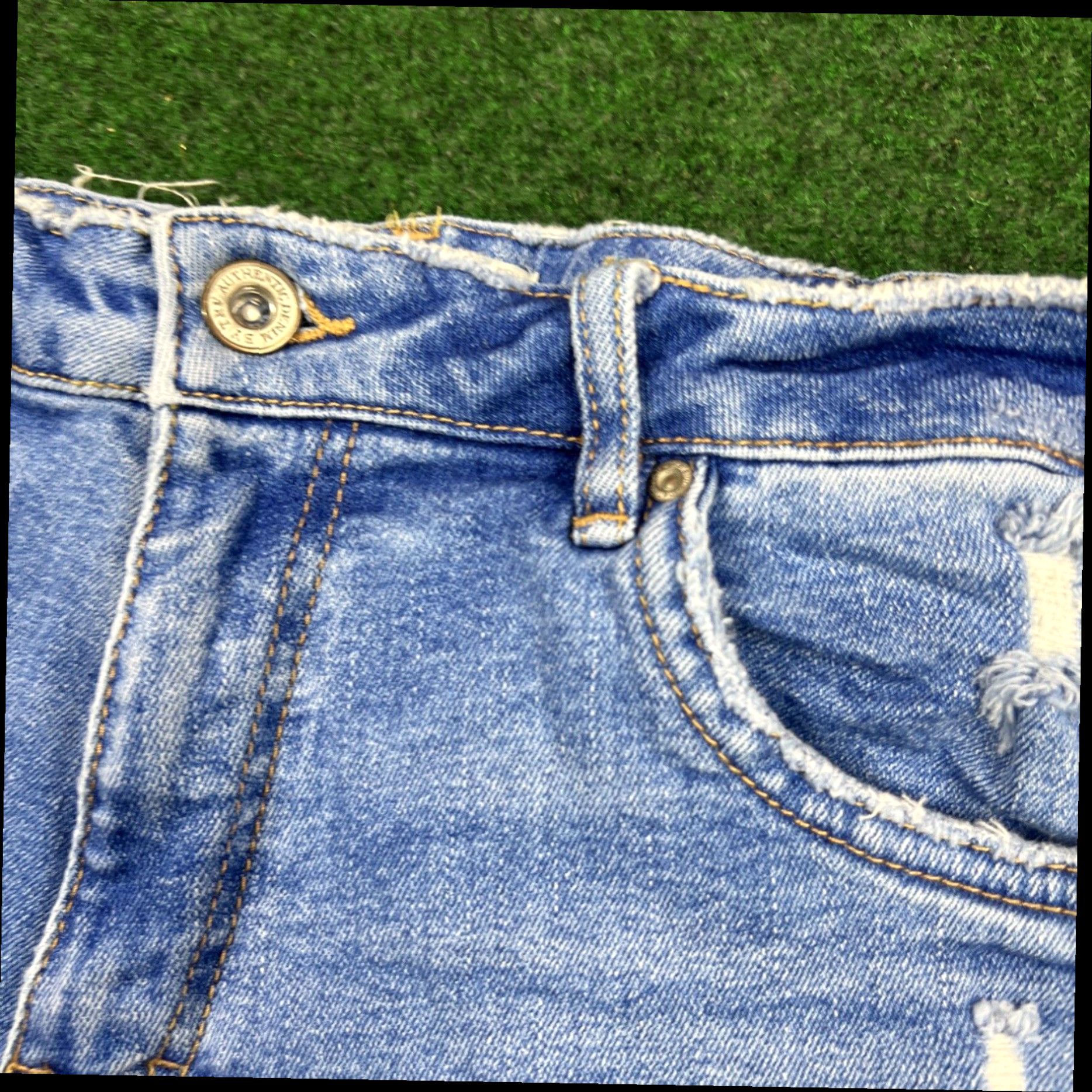 Zara ZARA High Waisted Light to Medium Wash Jean Shorts Women's Size 10 Size 32" / US 10 / IT 46 - 4 Thumbnail