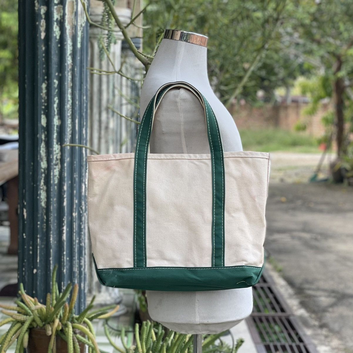 バッグ L.L. Bean BOAT AND TOTE MEDIUM 1980s Vintage 80s LL Bean Boat and Tote Canvas Tote Bag Navy Blue