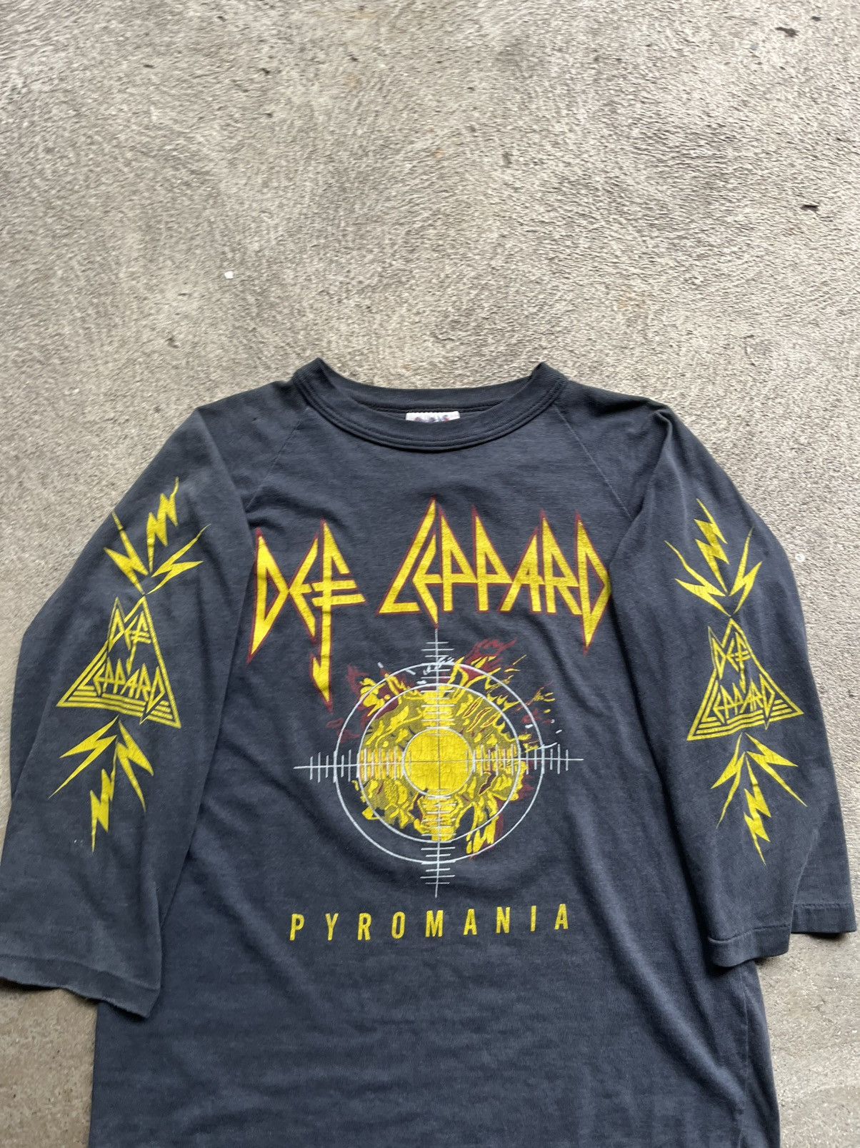 Def Leppard 1983 Pyromania Def Leppard Tour shirt Size US M / EU 48-50 / 2 - 2 Thumbnail