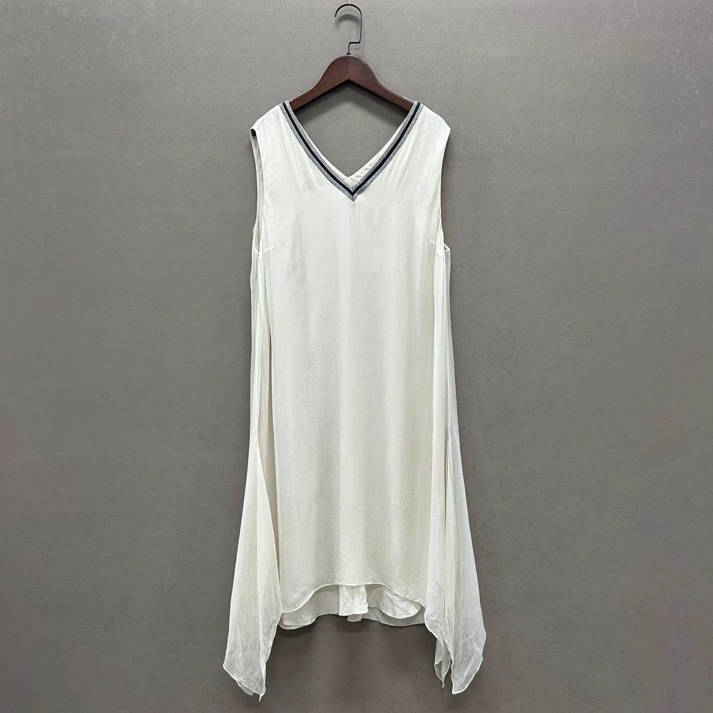 Brunello Cucinelli Brunello Cucinelli 99 New Ivory V-neck Dress L Size L / US 10 / IT 46 - 1 Thumbnail