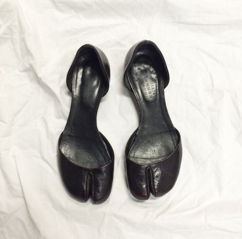 Maison Margiela 1990s Black Painted Mule Tabi Shoes Size US 8 / IT 38 - 25 Thumbnail