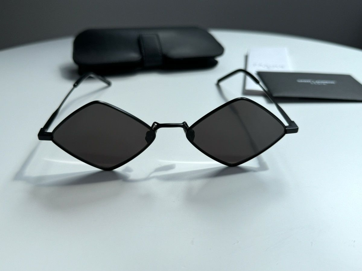 Yves Saint Laurent New Sunglasses SAINT LAURENT SL 302 Lisa 002 Size ONE SIZE - 6 Thumbnail