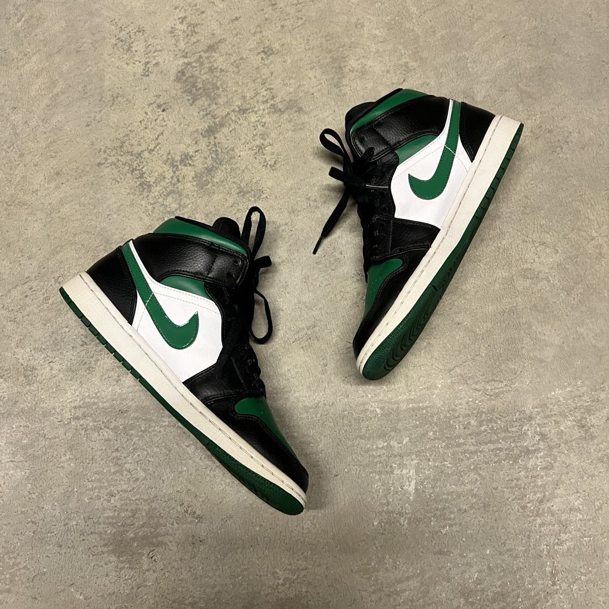 Nike Nike Air Jordan 1 Mid Size US 8 / EU 41 - 4 Thumbnail