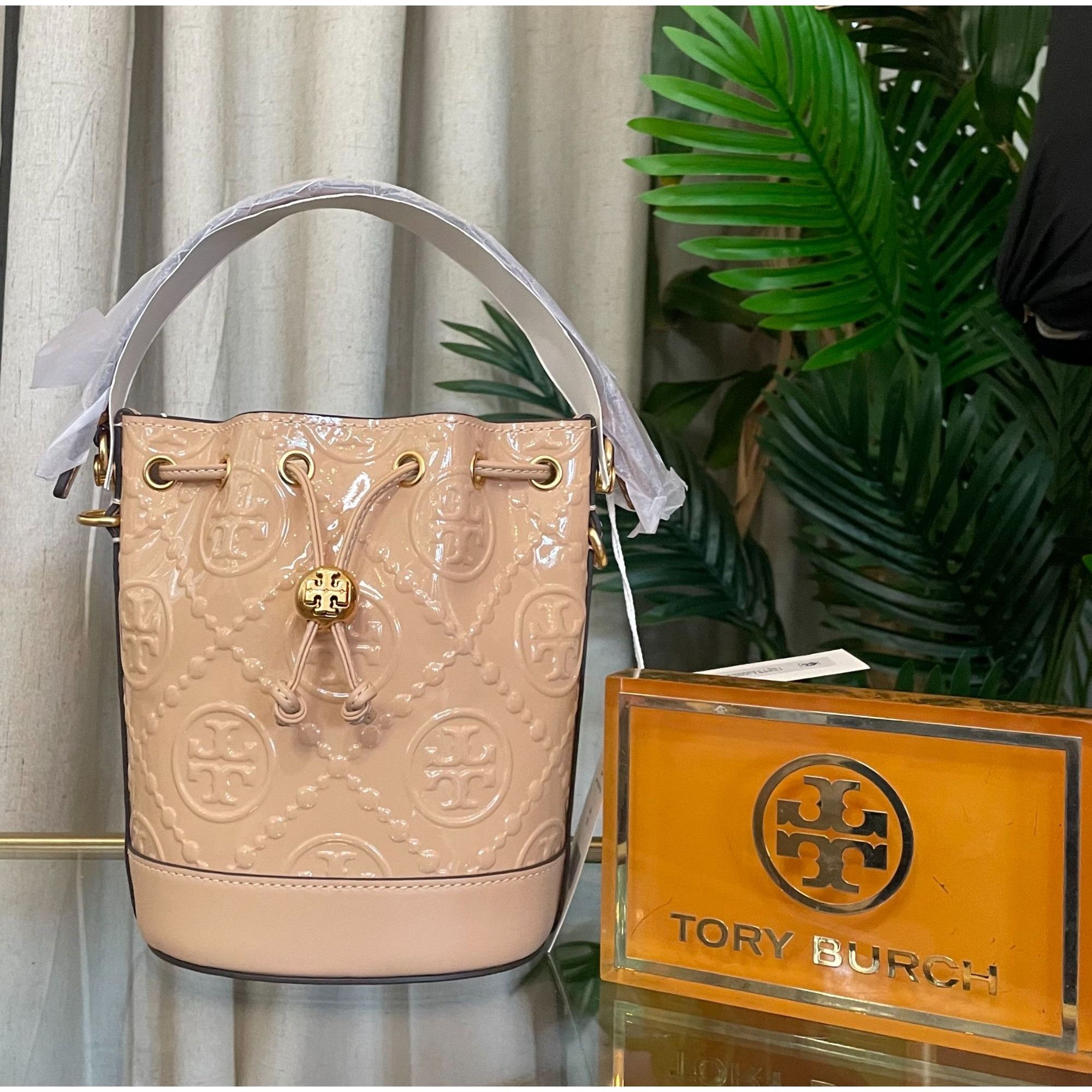 Tory Burch NWT! Tory Burch T Monogram Embossed Patent Leather Bucket Ba Size ONE SIZE - 5 Thumbnail