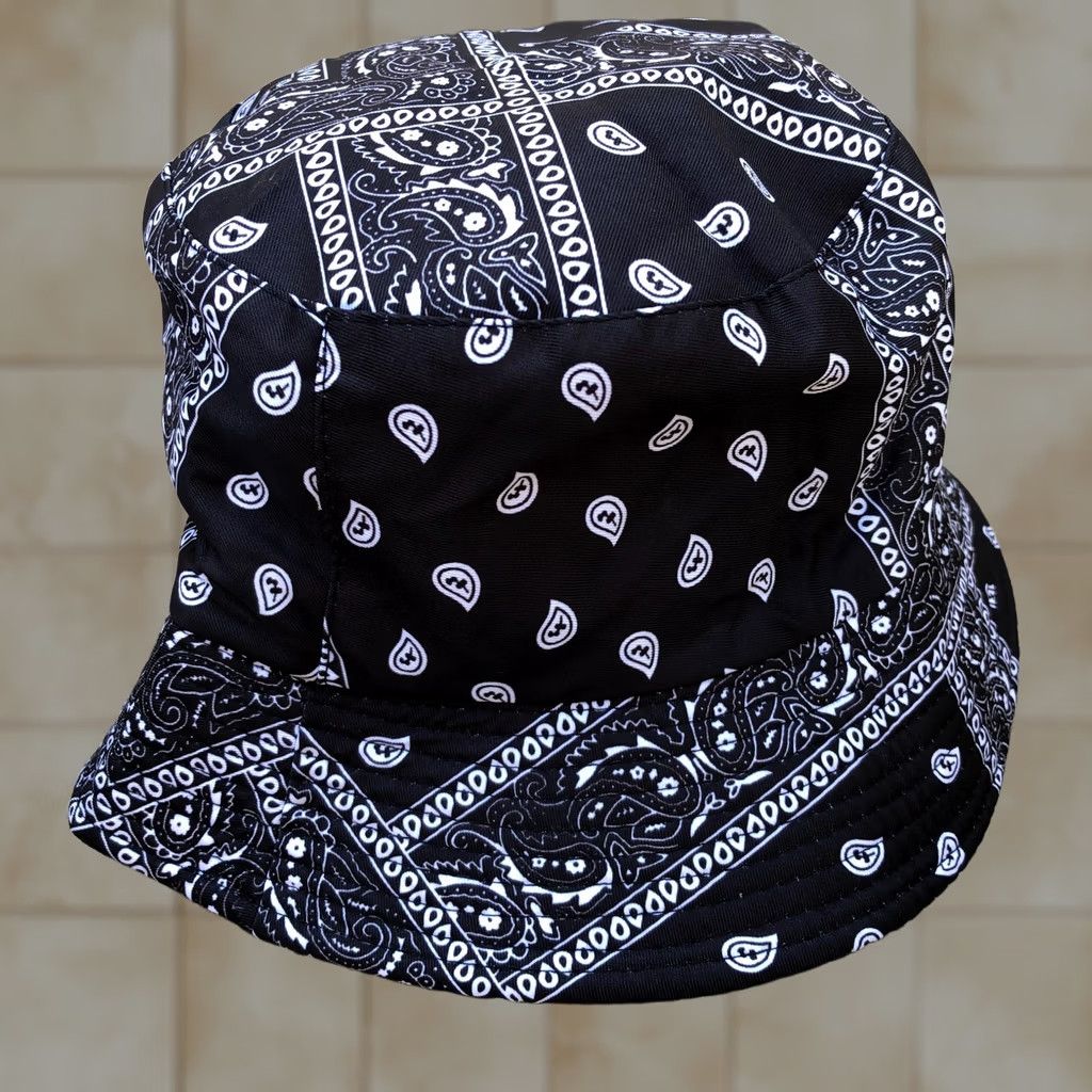 Vintage VINTAGE DO EVERYTHING IN LOVE Reversible Bucket Hat Women's Bandana Paisley Print Cap Black One Size Bucket Hat Womens Black Paisley Print Cap Size ONE SIZE - 1 Thumbnail