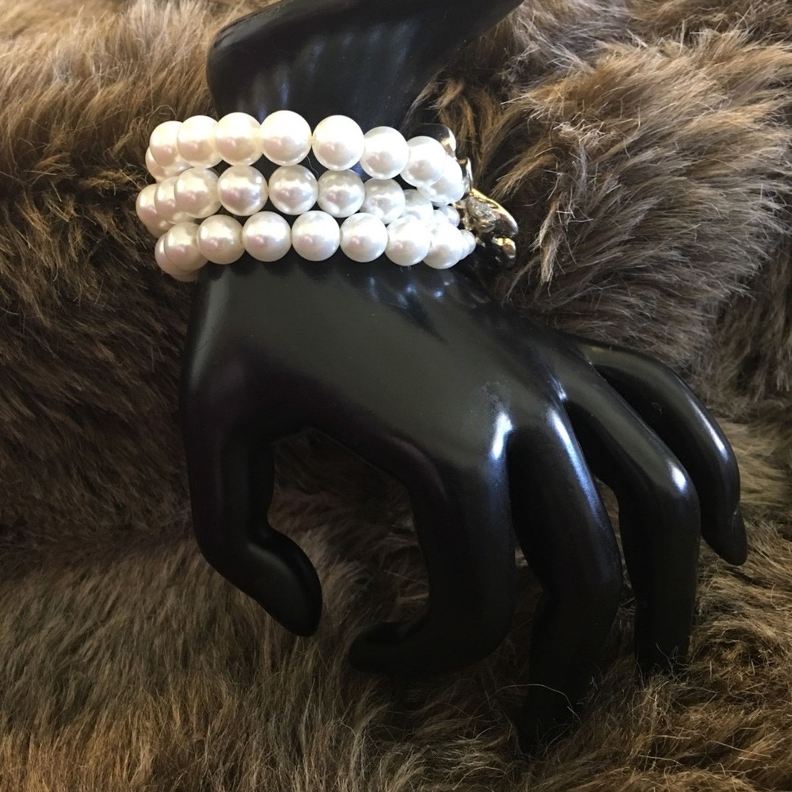 Jewelry Triple strand pearl enamel flower stretch bracelet Size ONE SIZE - 4 Thumbnail