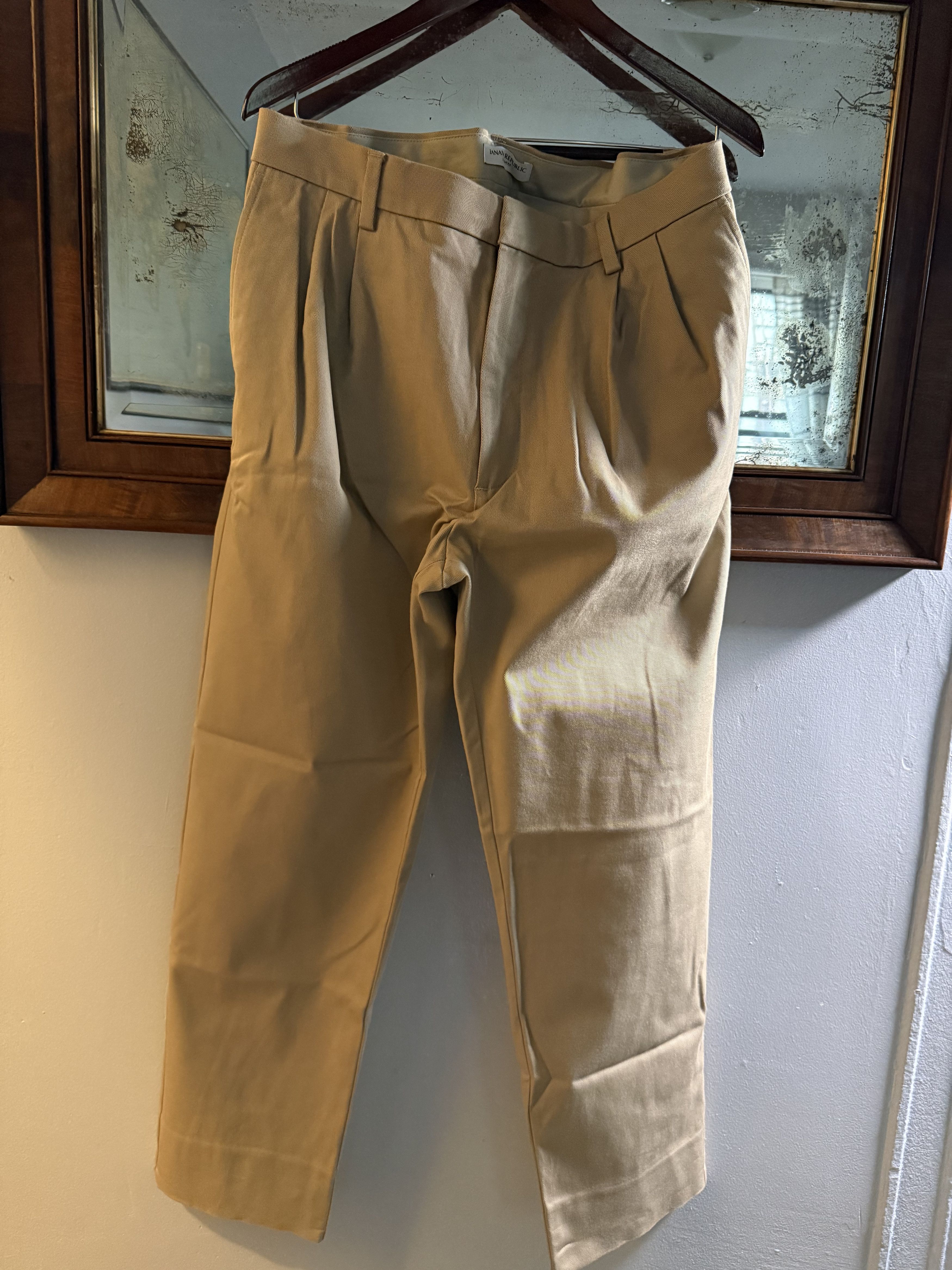 Banana Republic Pleated Banana Republic Chino Khakis Size US 34 / EU 50 - 3 Thumbnail