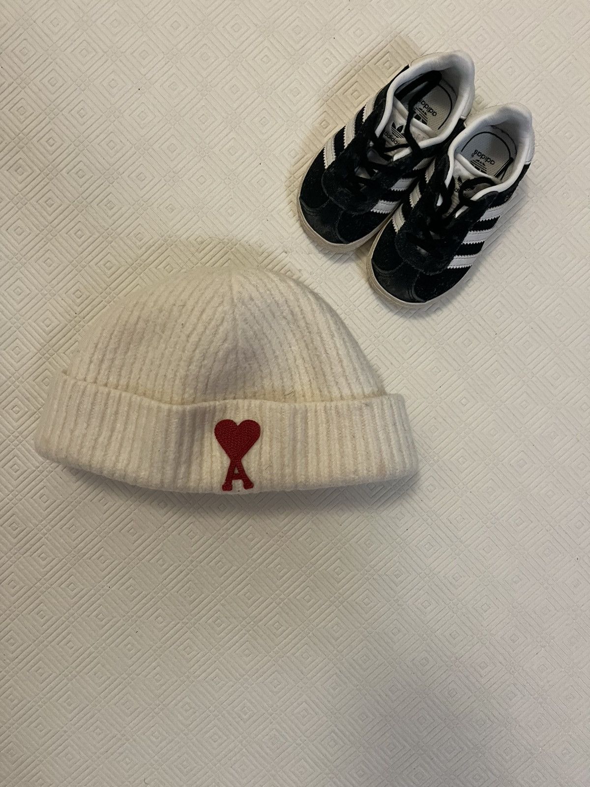 AMI Ami Paris Ami de Coeur Beanie Off-White (Kids/Junior) Size ONE SIZE - 1 Thumbnail